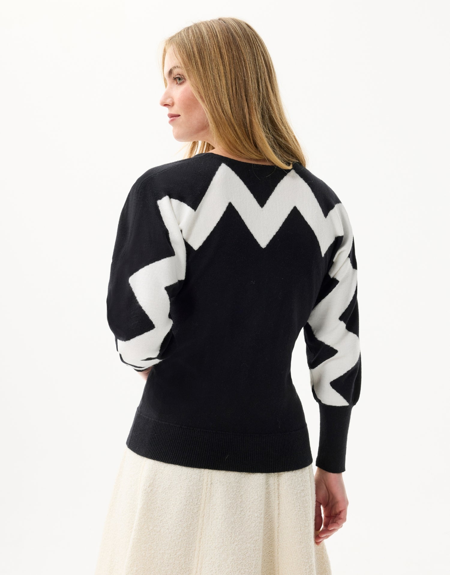 Contrasting sleeve pull-over