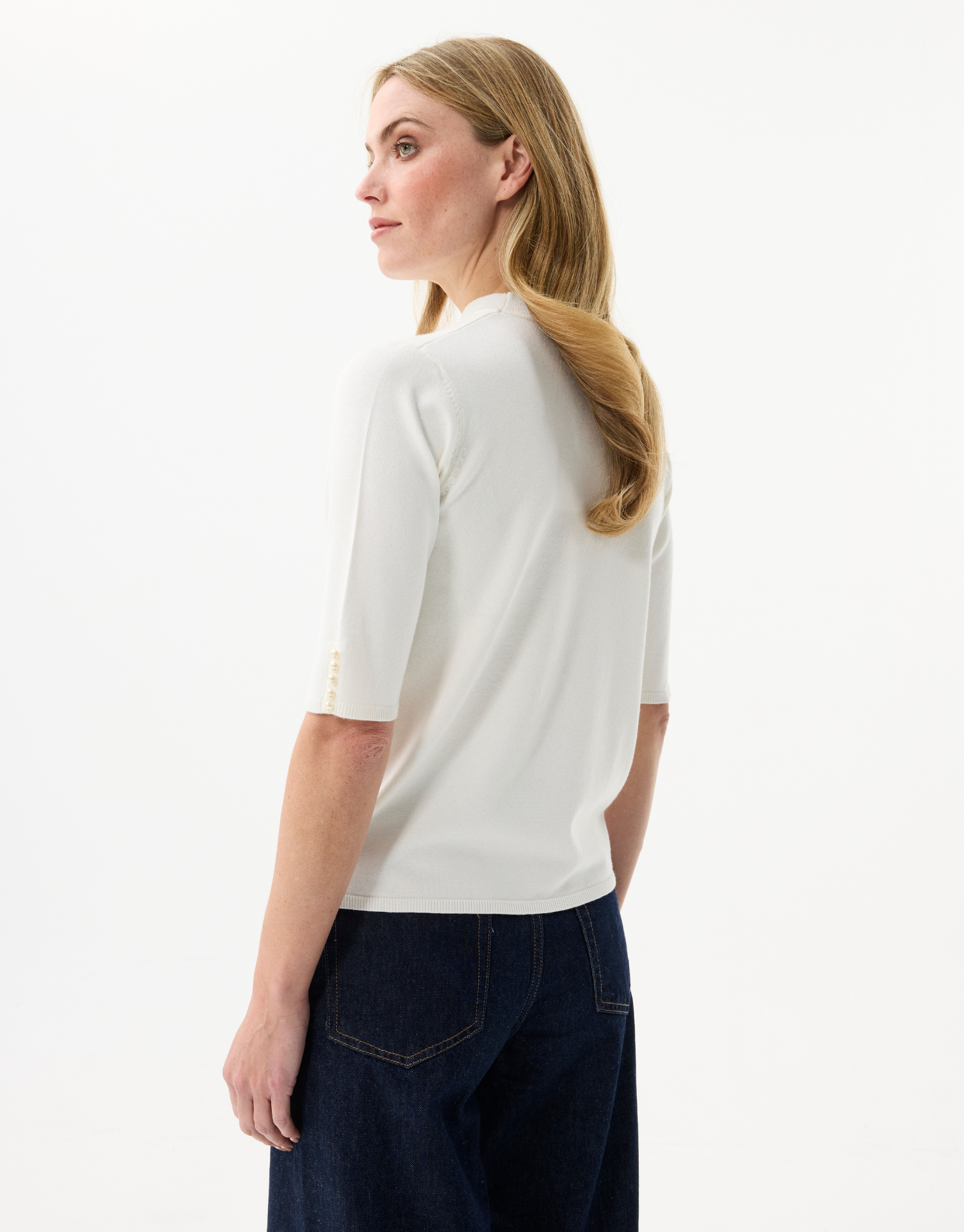 Women's knitted sweater decorated with pearl flower pattern