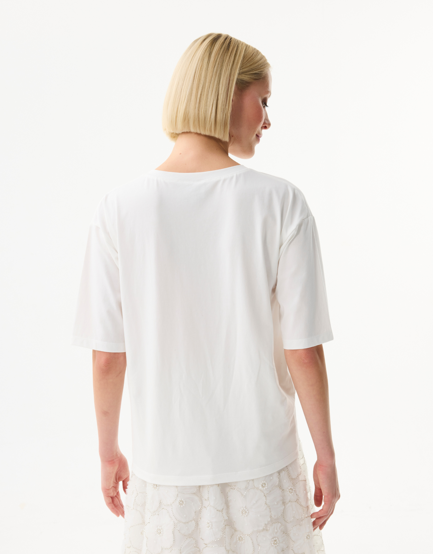 Dames T-shirt met geborduurde bloemen en parels
