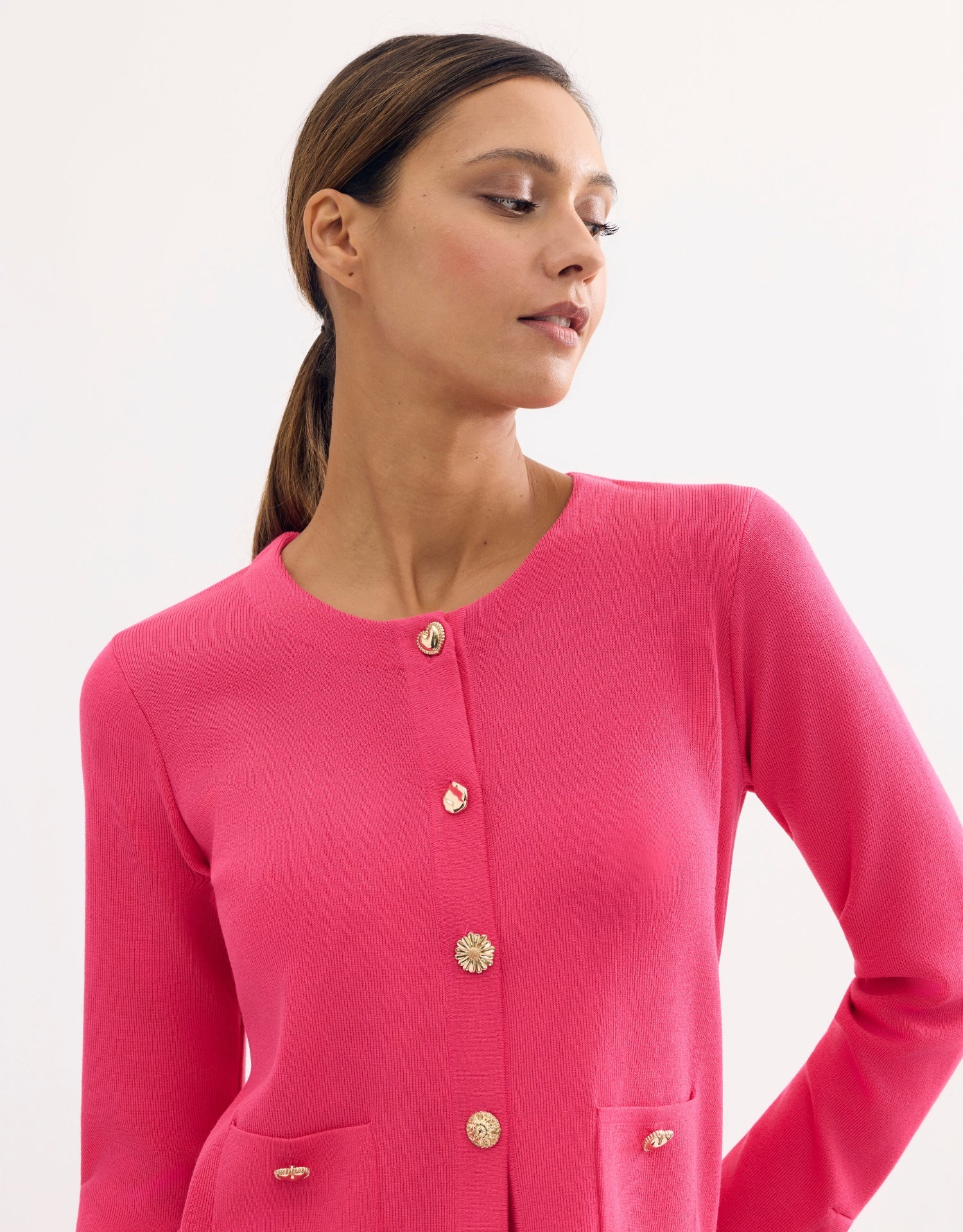 Cardigan chic à boutons bijoux fuchsia