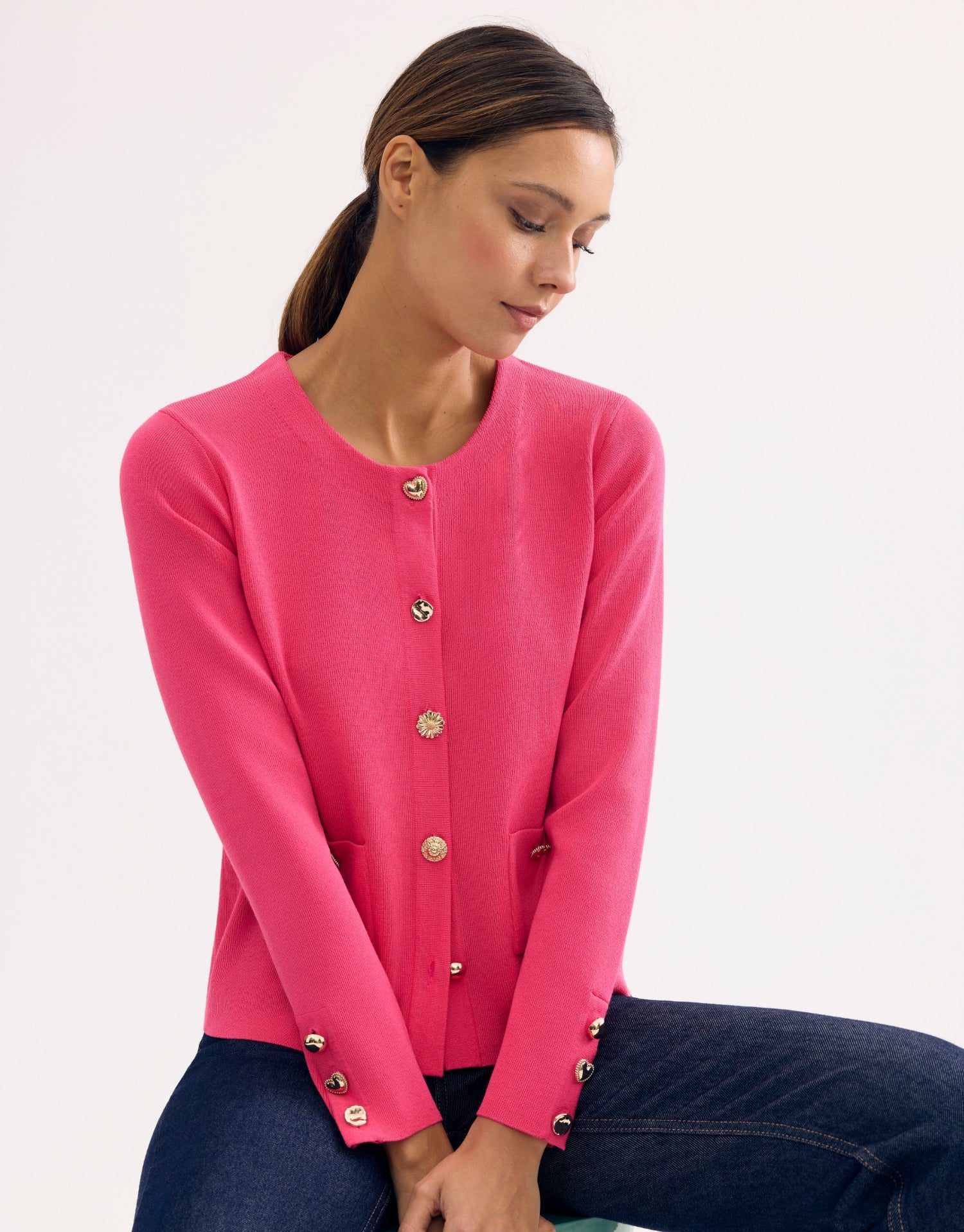 Cardigan chic à boutons bijoux fuchsia
