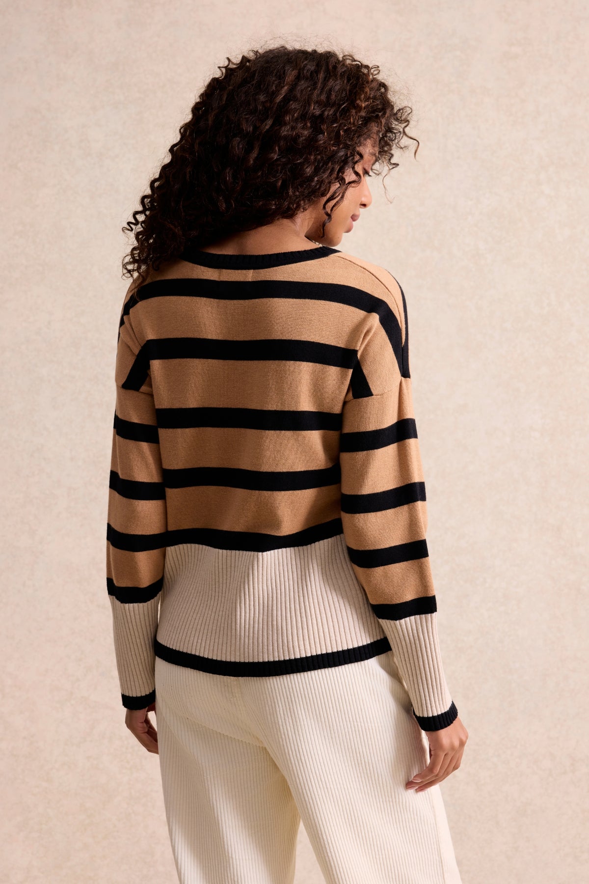 Pull rayé col V camel