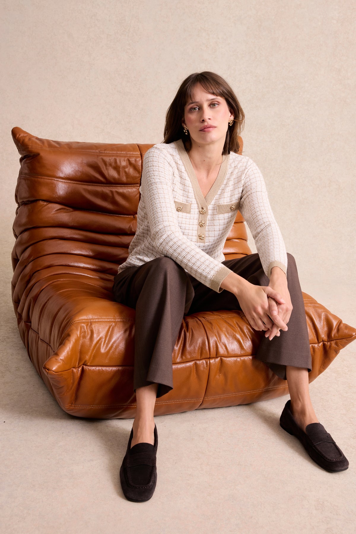 Pull femme en maille effet tweed à col V écru