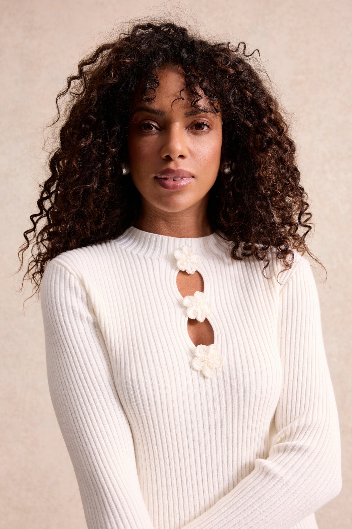Pull femme côtelé à boutons fleurs écru