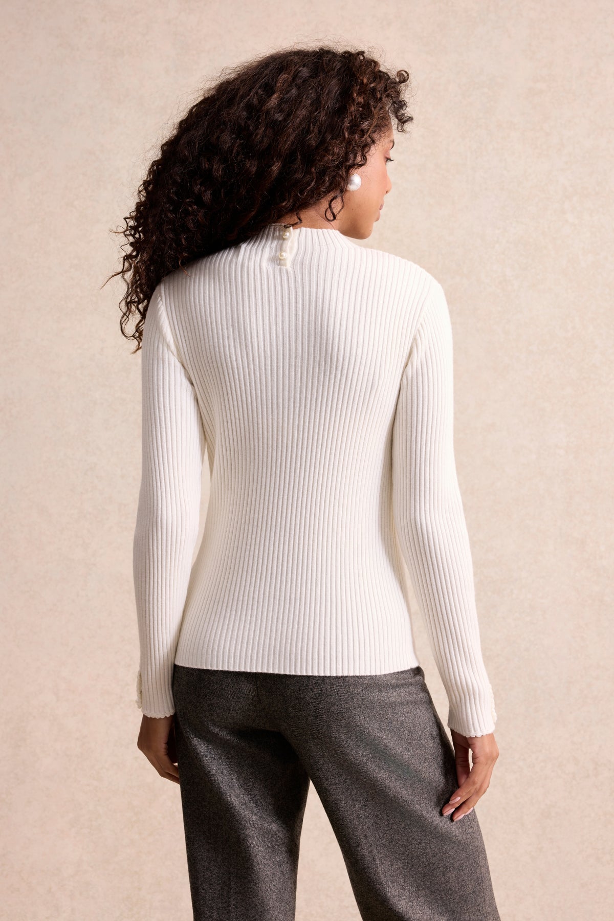 Pull femme côtelé à boutons fleurs écru