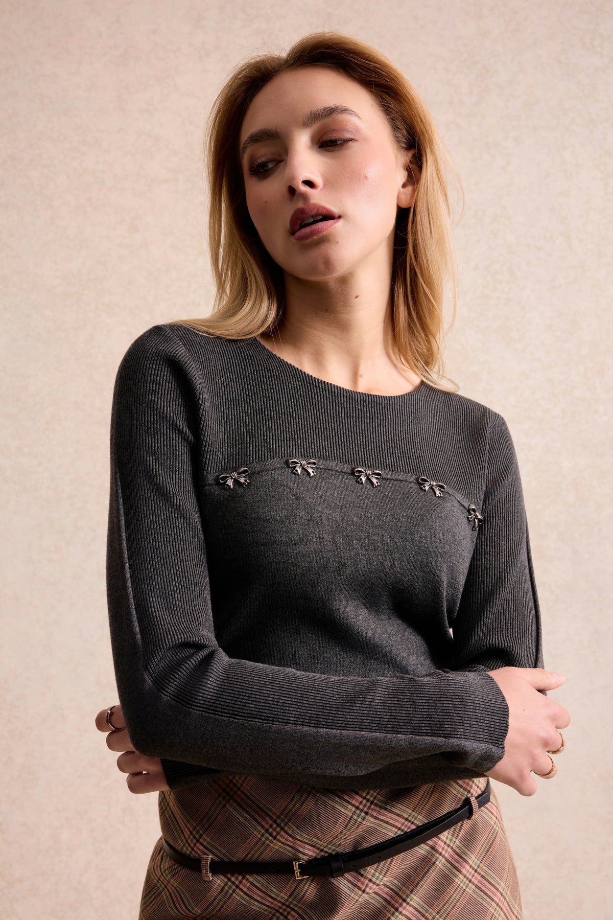 Pull fin à nœuds bijoux gris