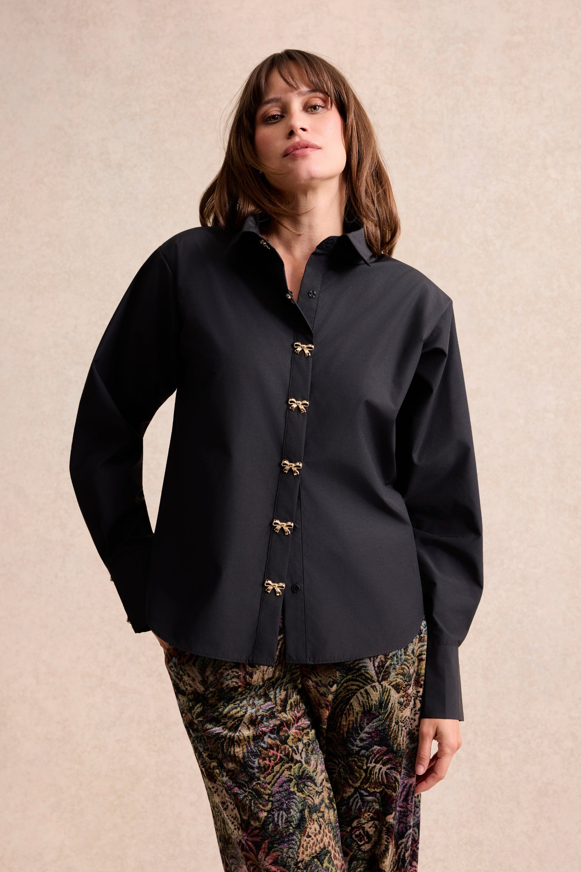 Chemise à boutons nœuds dorés