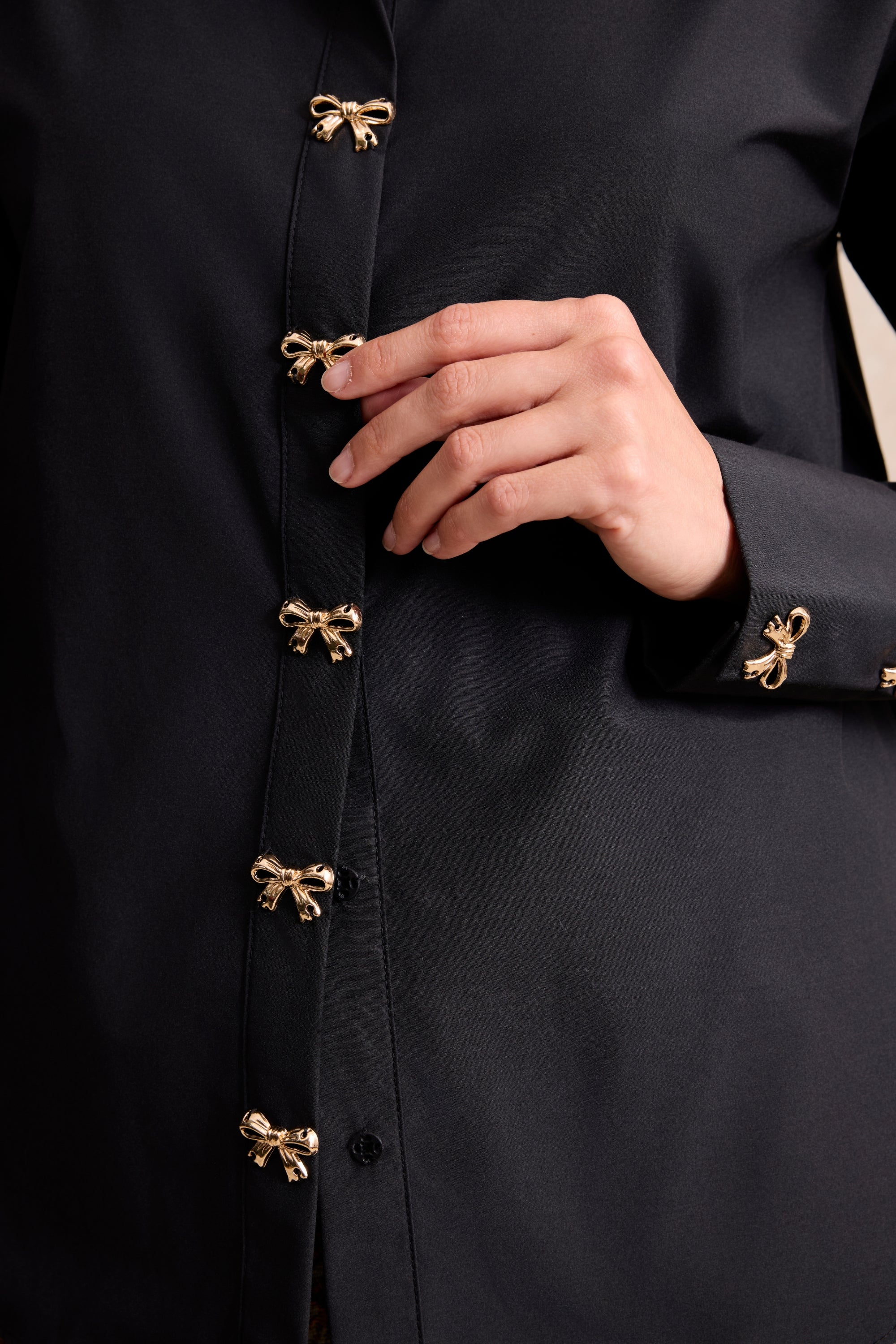 Chemise à boutons nœuds dorés