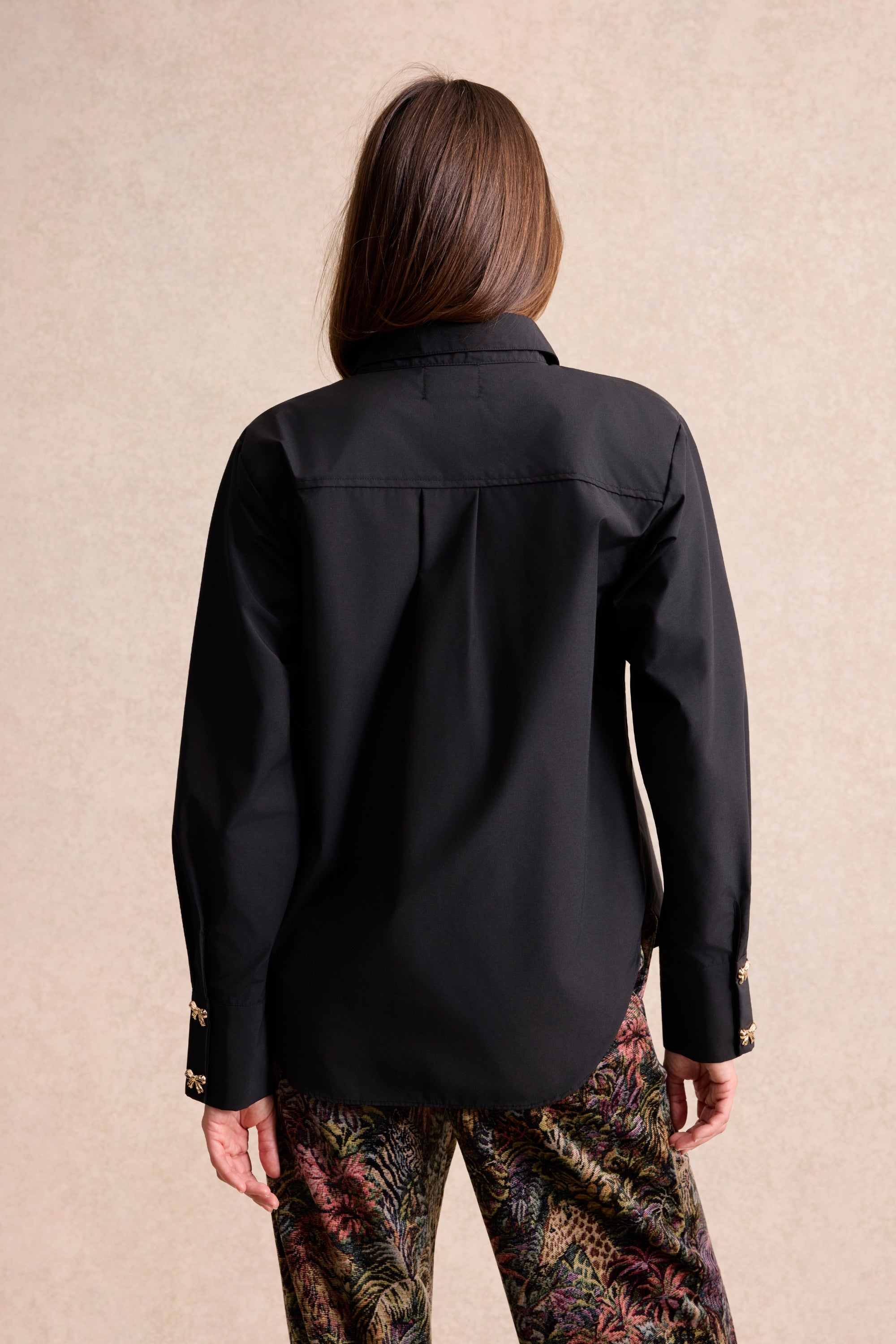 Chemise à boutons nœuds dorés