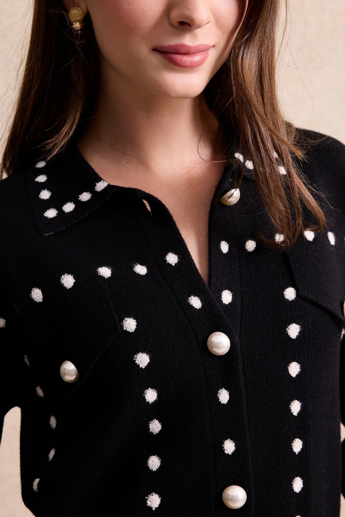 Cardigan à pois et boutons nacrés