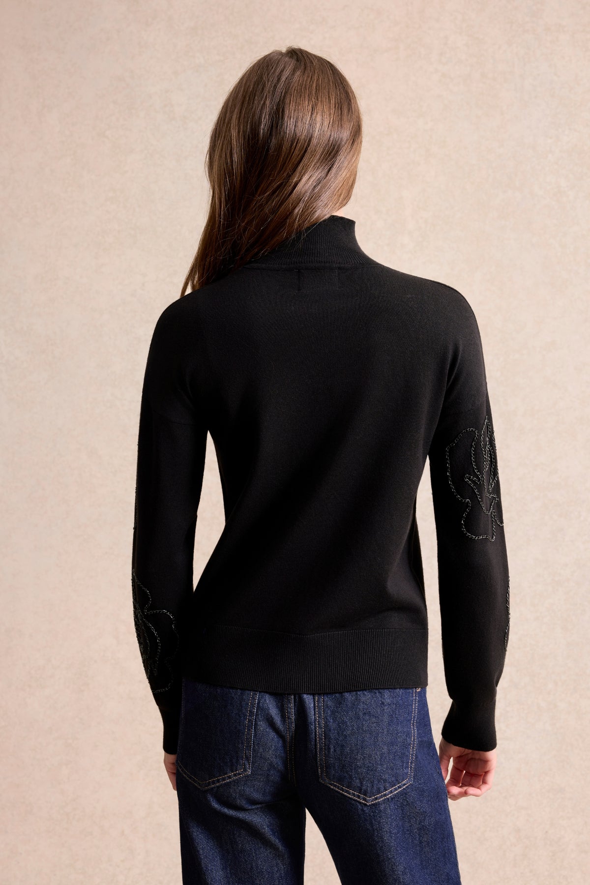 Pull col roulé à fleurs brodées