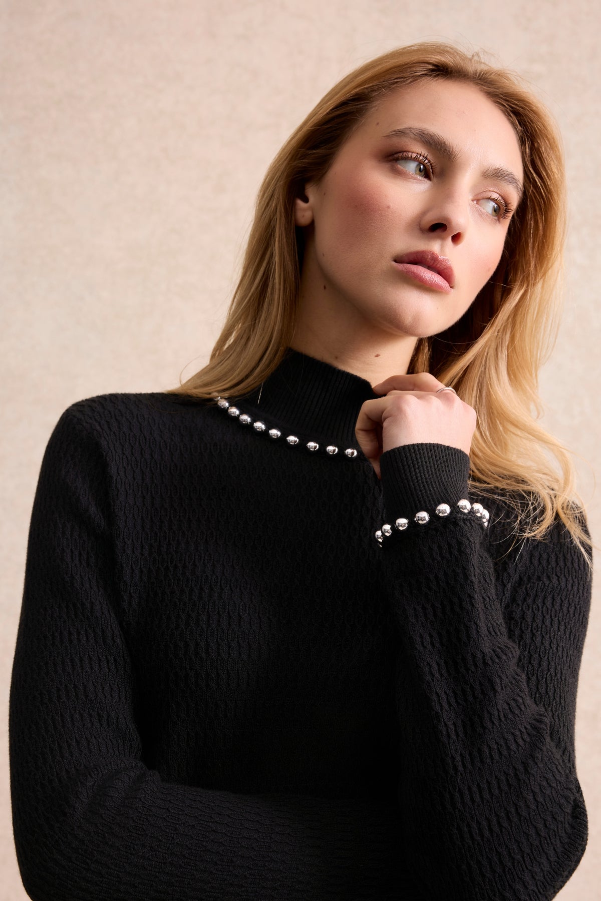 Pull col montant à perles argentées noir