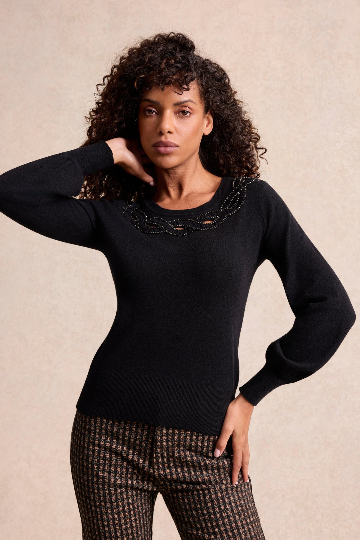 Pull à encolure brodée noir