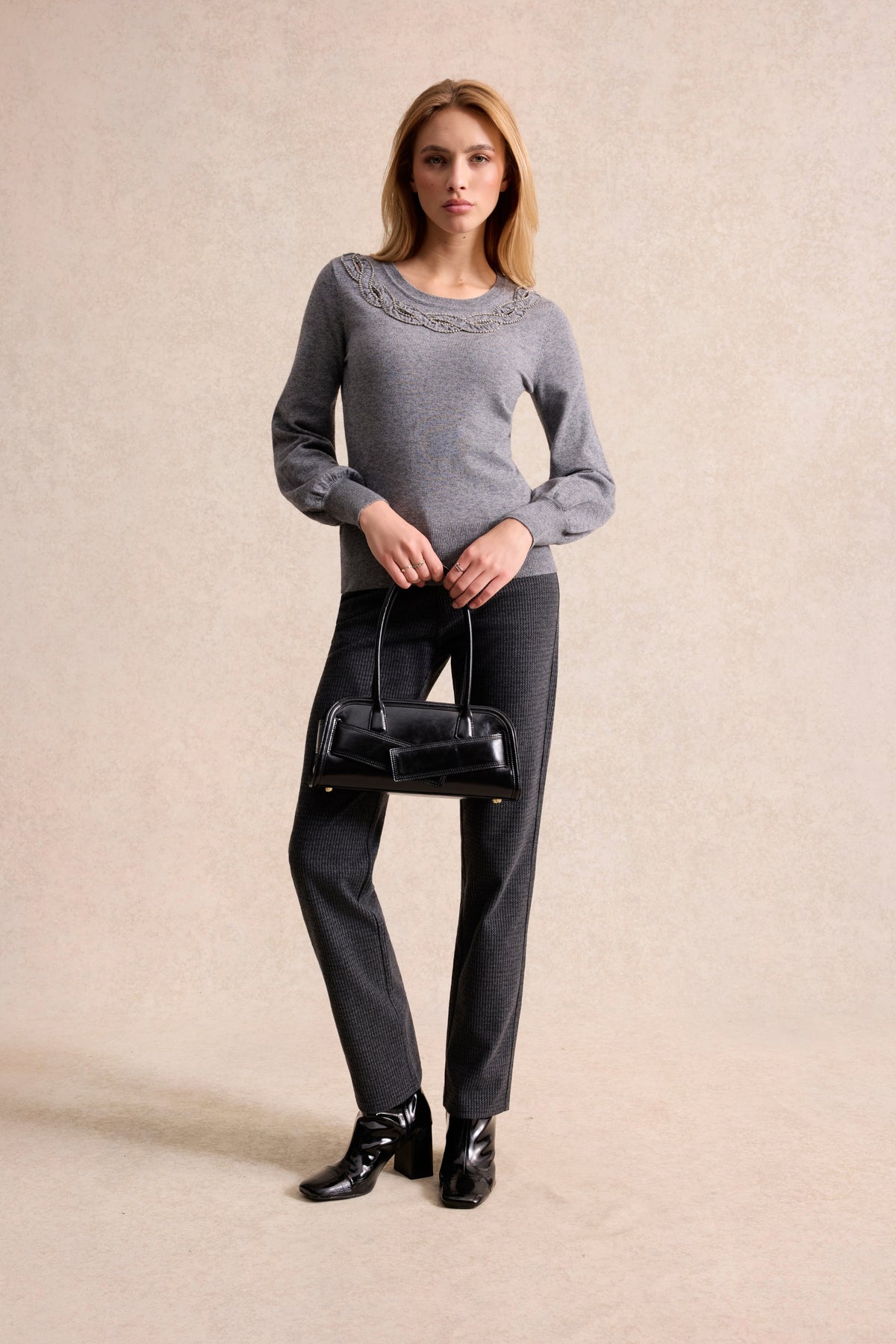 Pull à encolure brodée gris