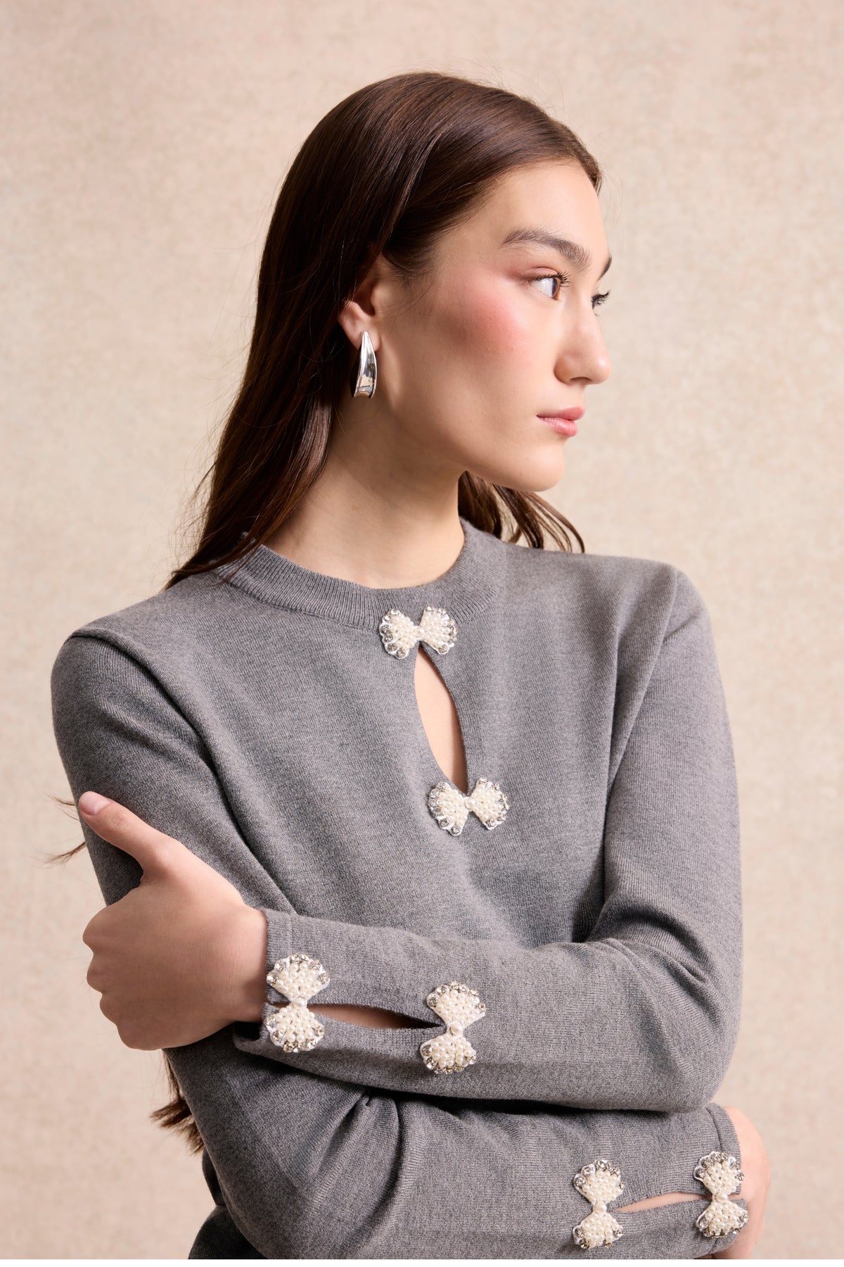 Pull à nœuds perlés gris