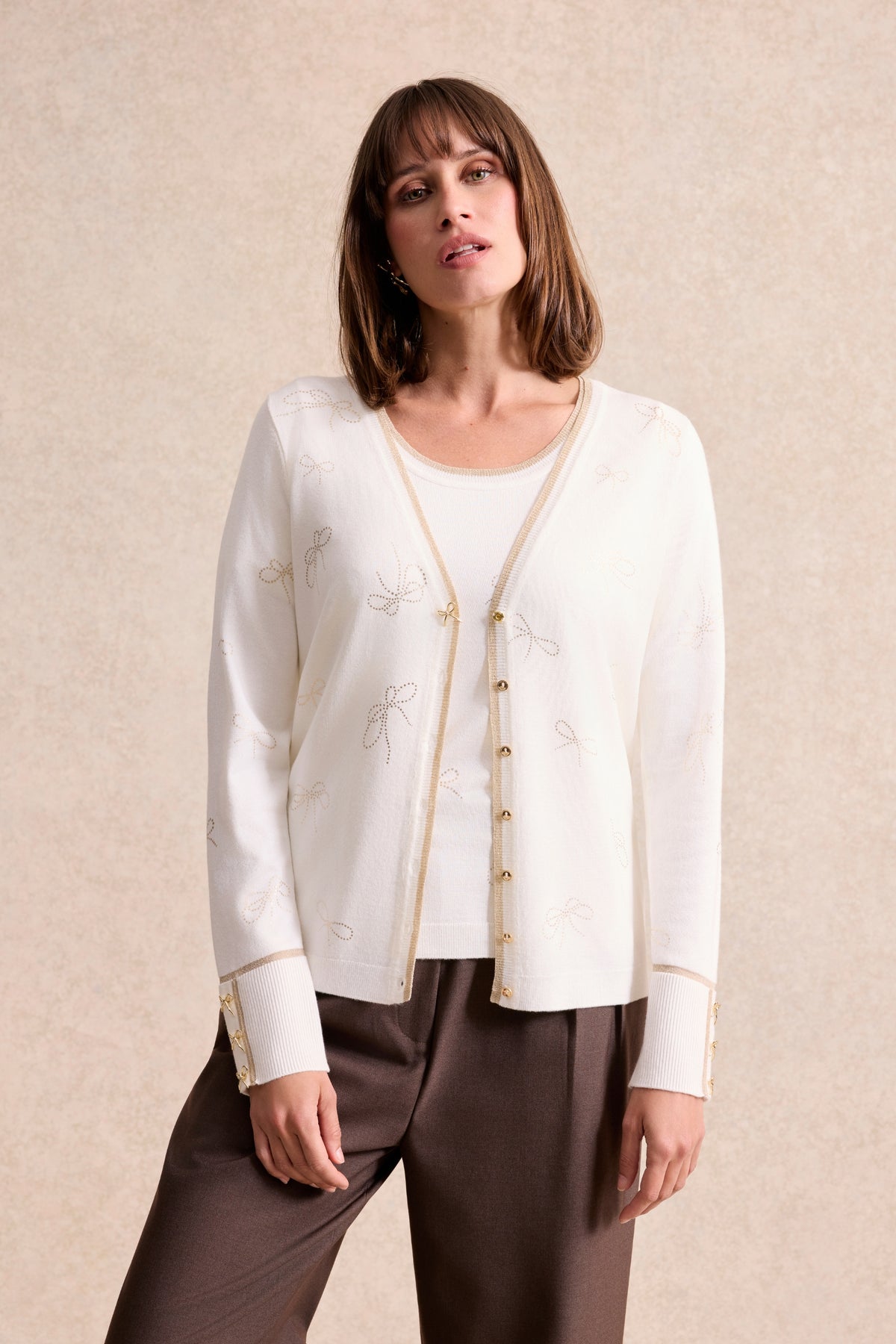Twin-set à motifs nœuds dorés écru