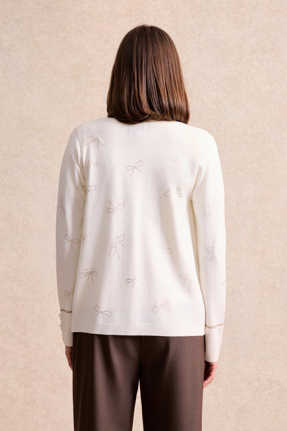 Twin-set à motifs nœuds dorés écru