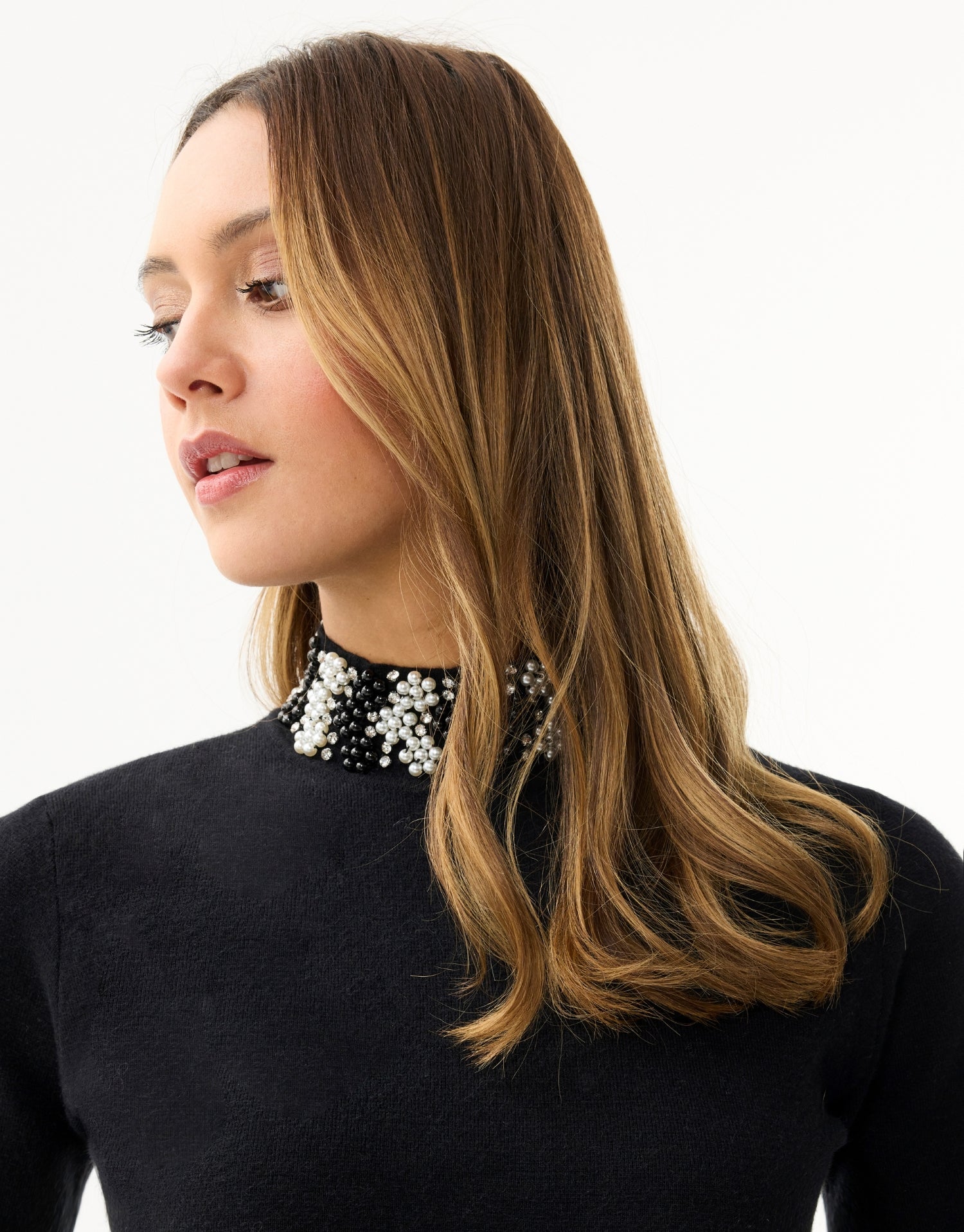 Pull à col et poignets fleuris – noir ou écru