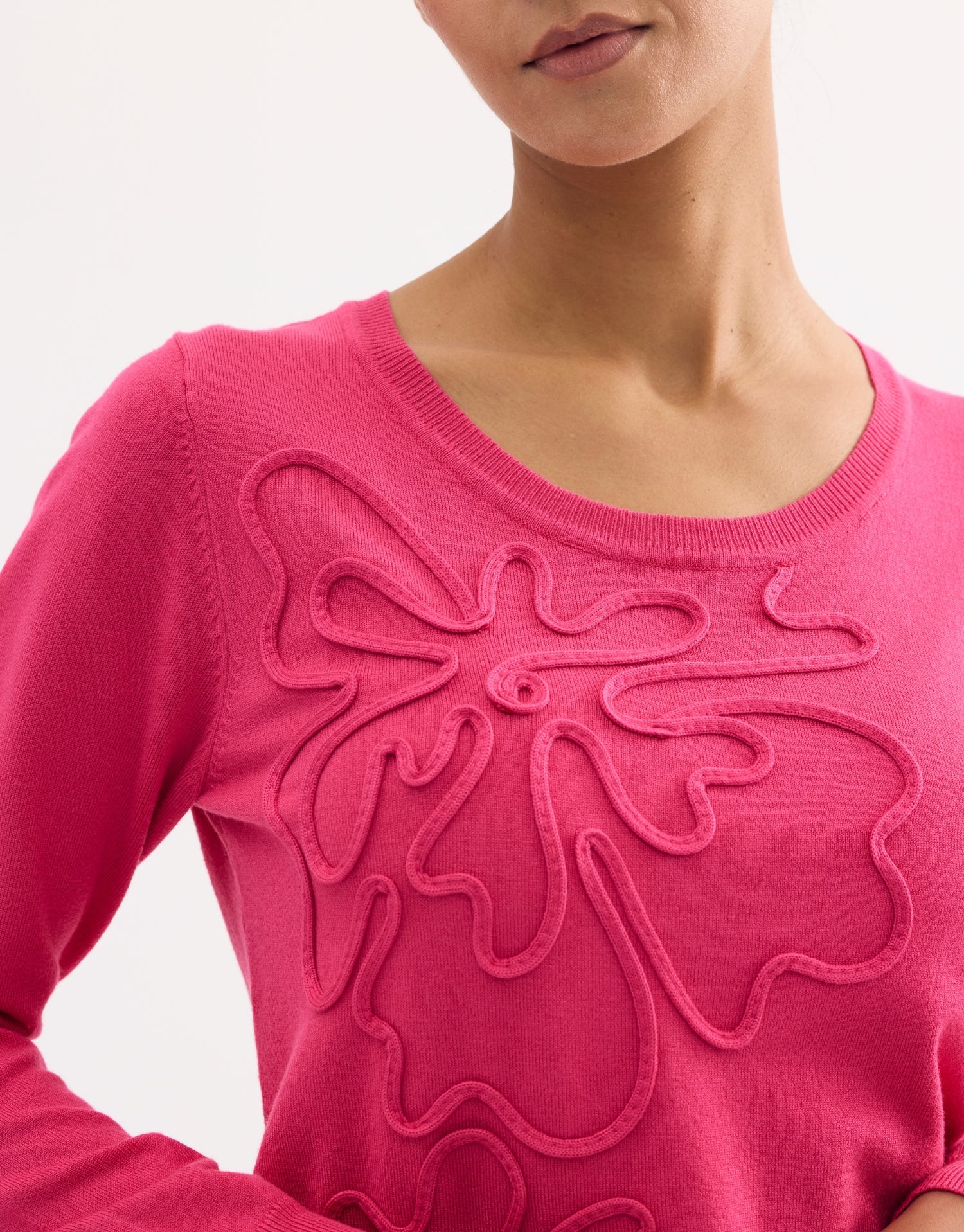 Pull à motif floral en relief fuchsia