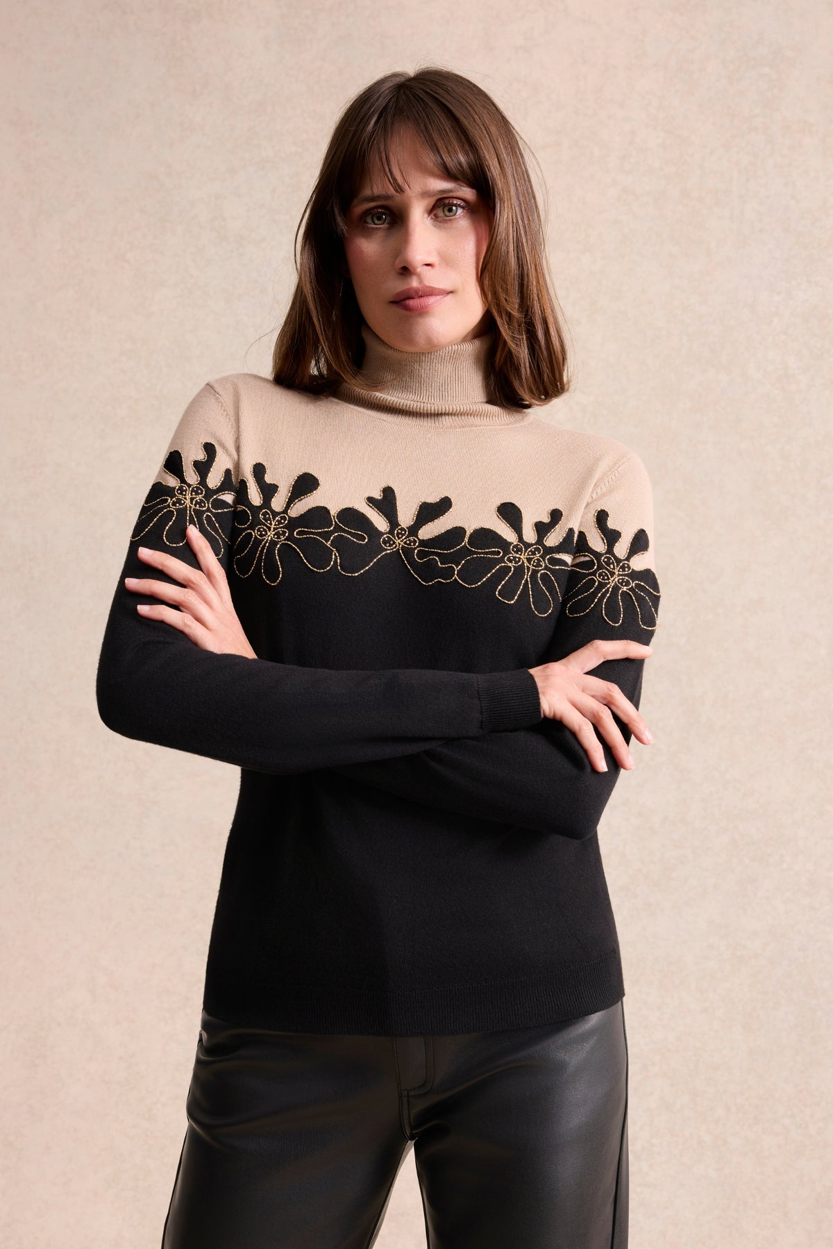 Pull col roulé à fleurs brodées