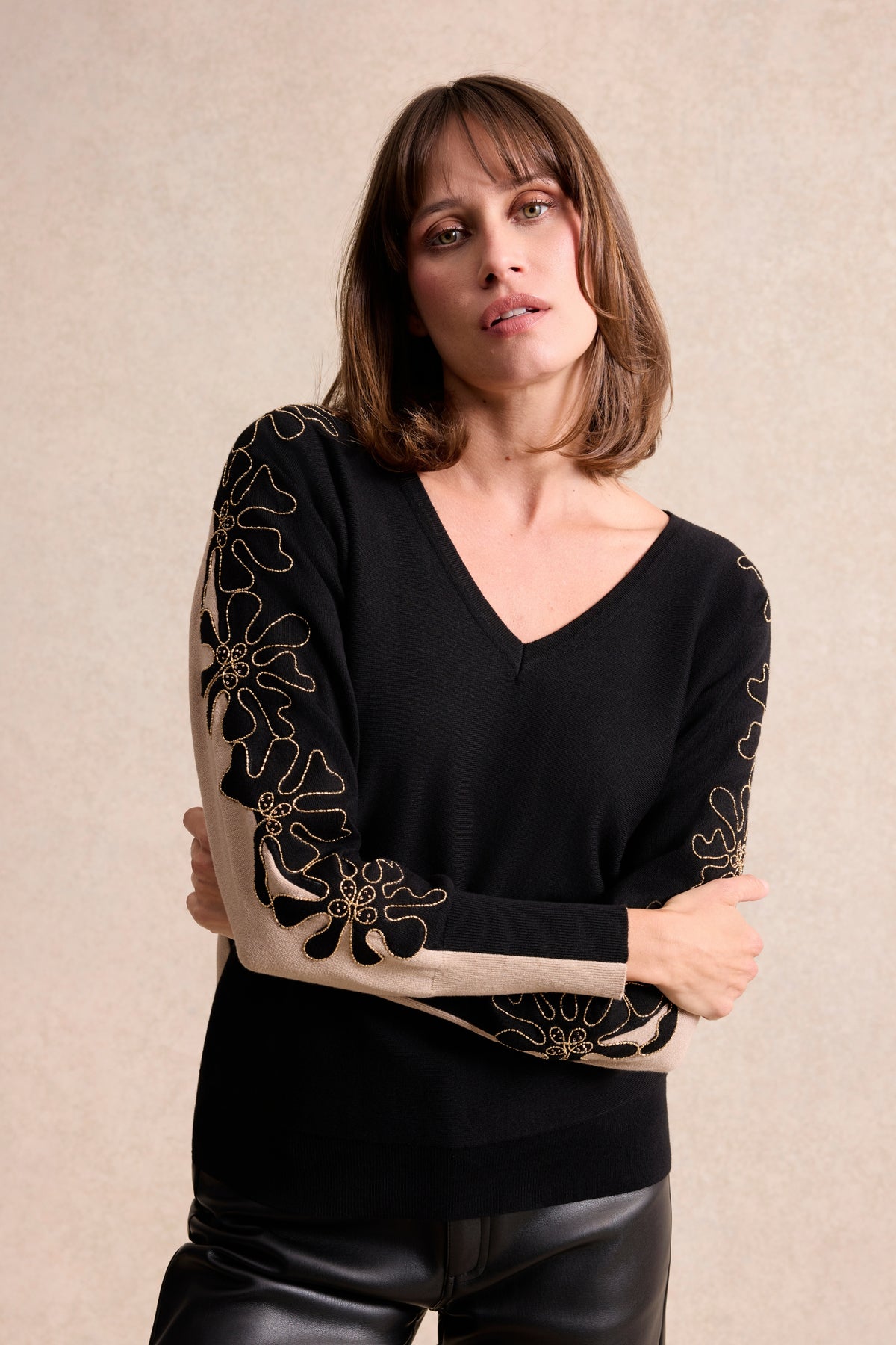 Pull col V à fleurs dorées