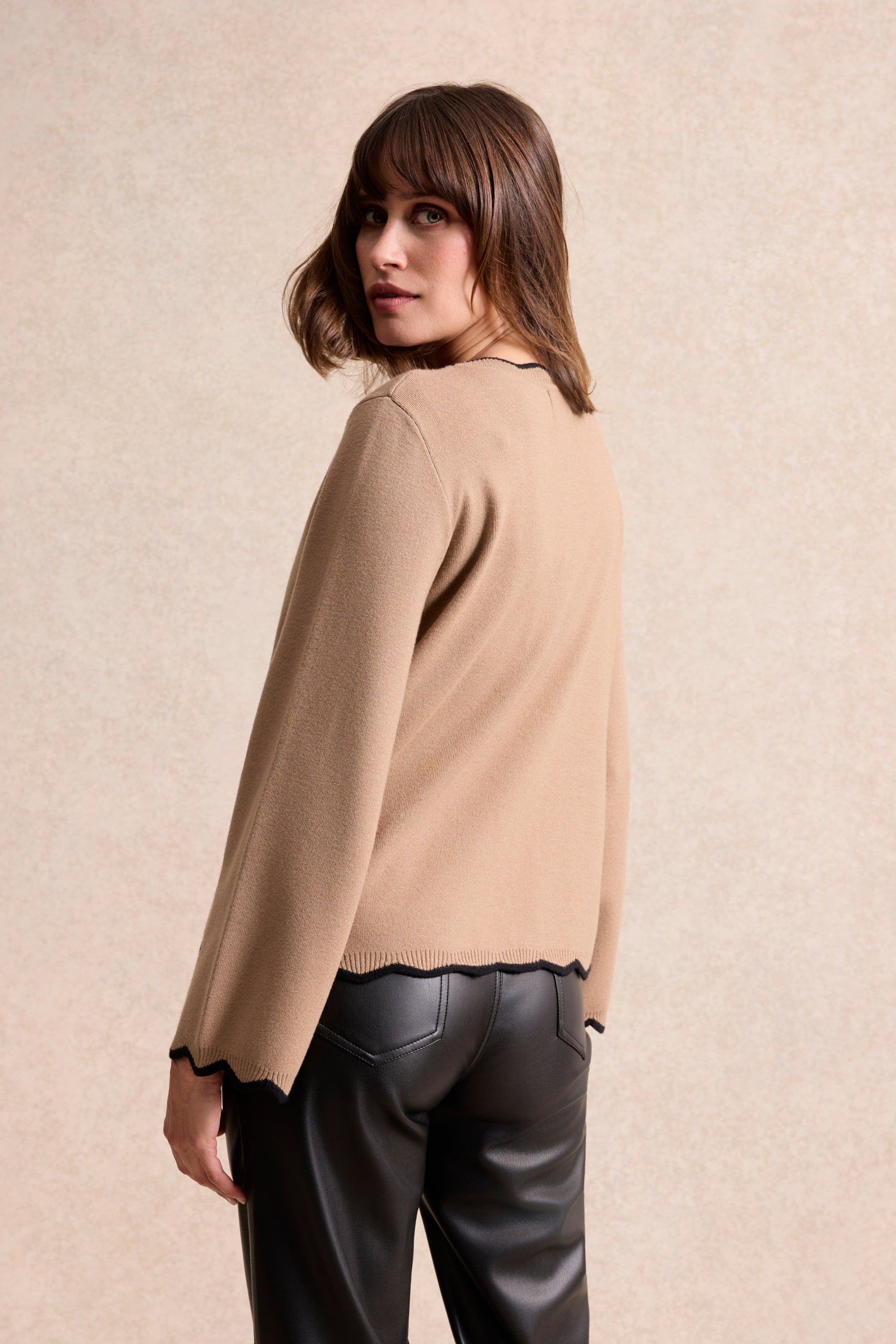 Cardigan beige à nœuds noirs