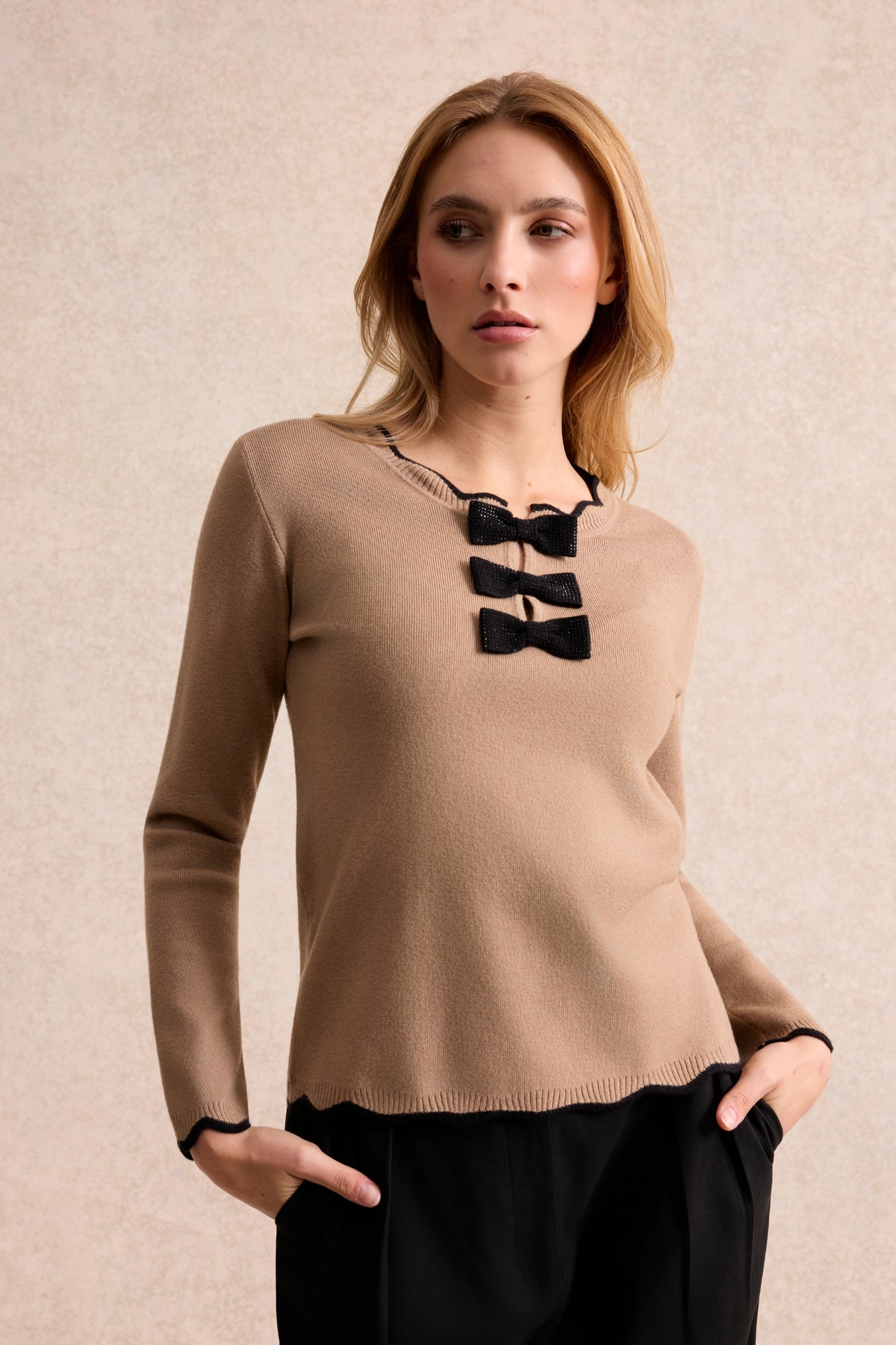 Pull à nœuds contrastants beige