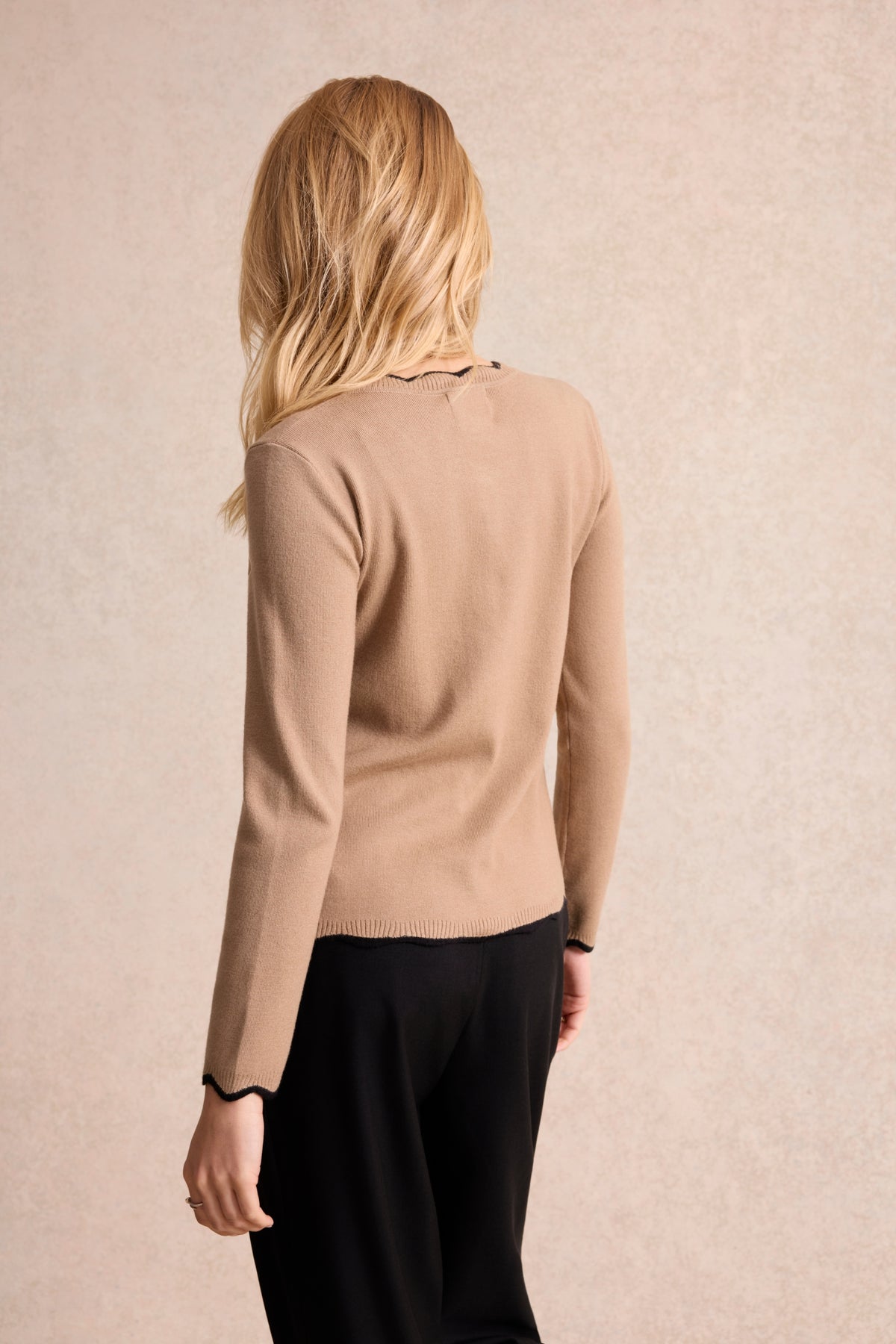 Pull à nœuds contrastants beige