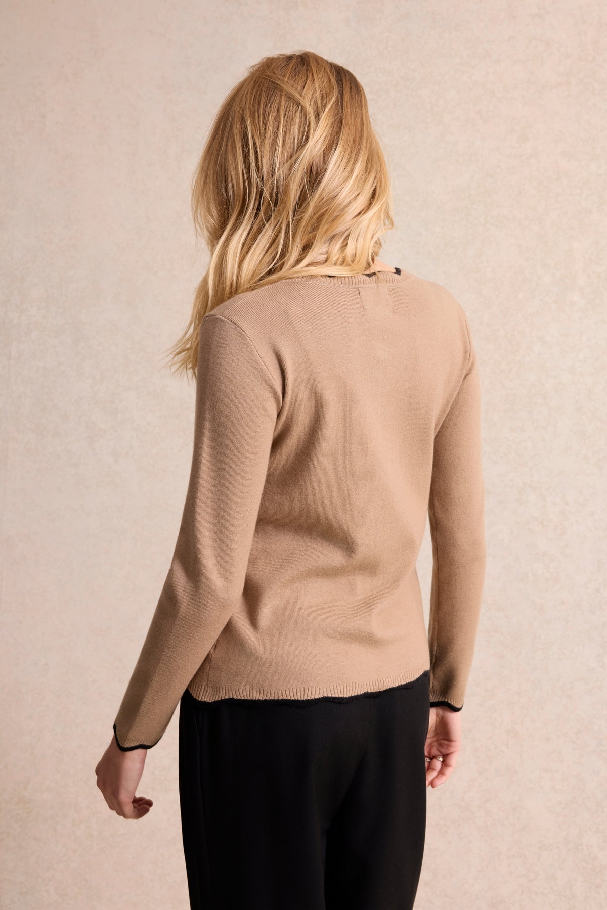 Pull à nœuds contrastants beige