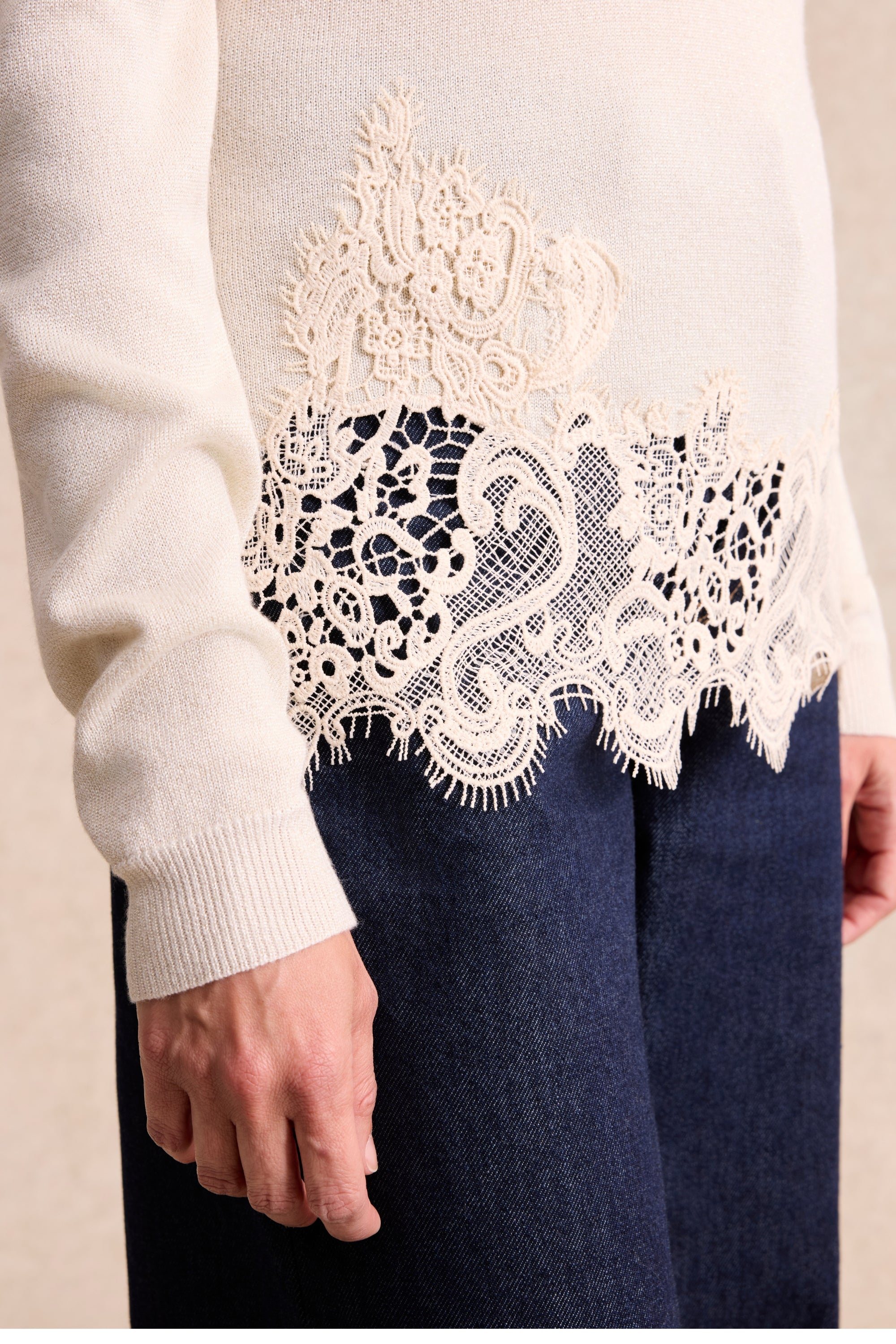 Pull en maille à dentelle beige