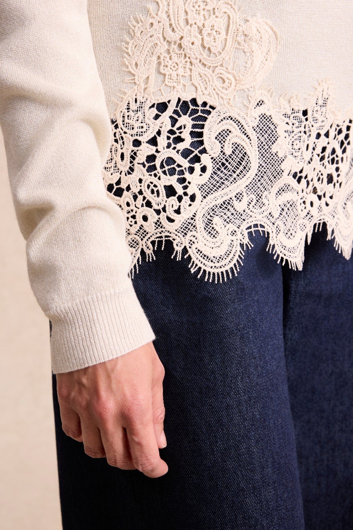 Pull en maille à dentelle beige