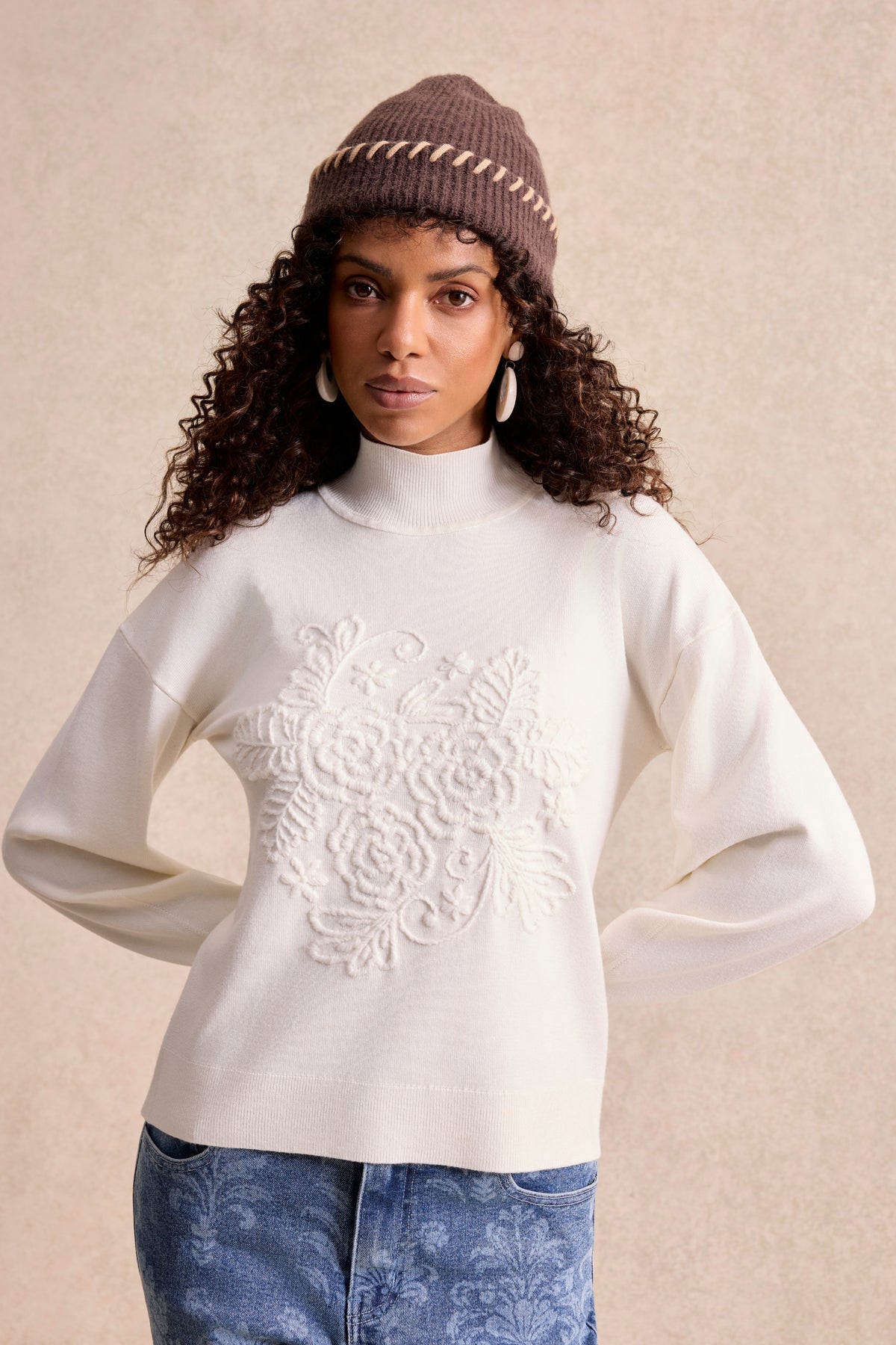 Pull col montant à fleurs en relief ecru