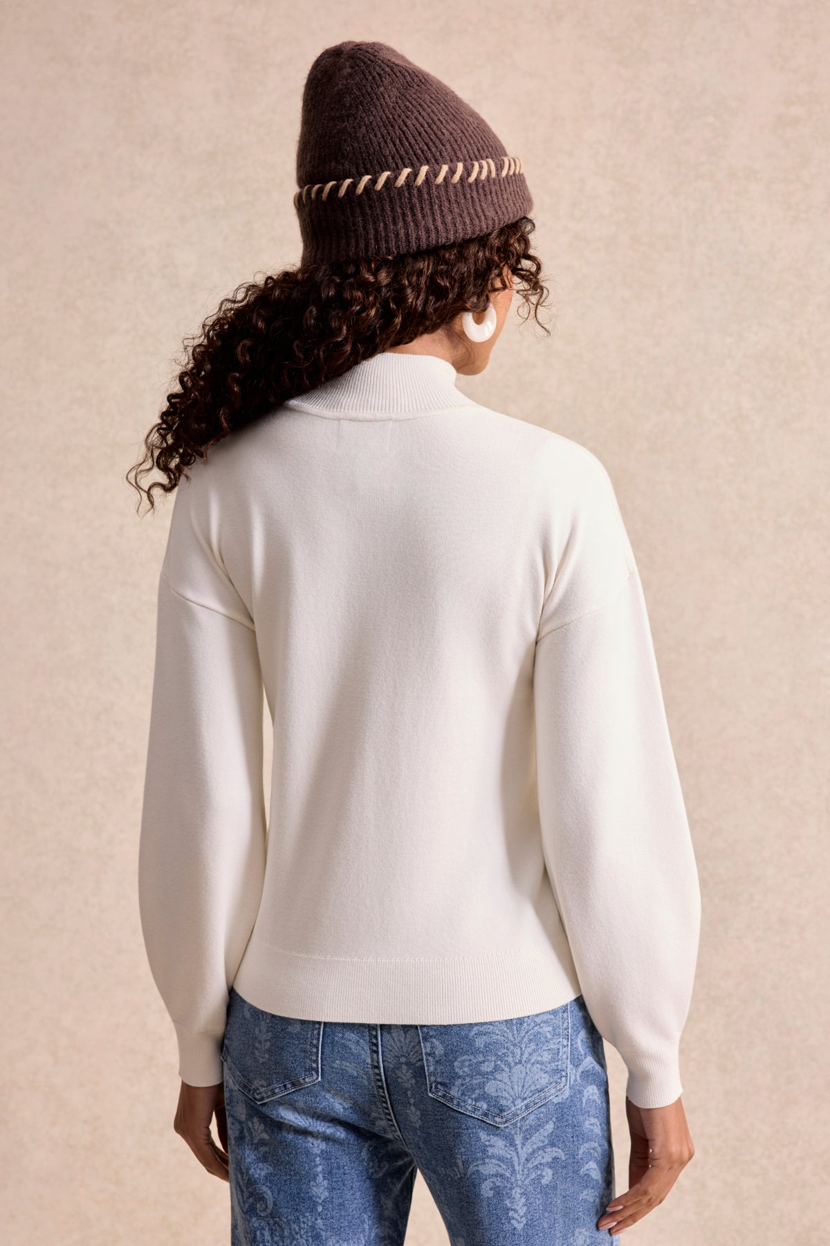 Pull col montant à fleurs en relief ecru