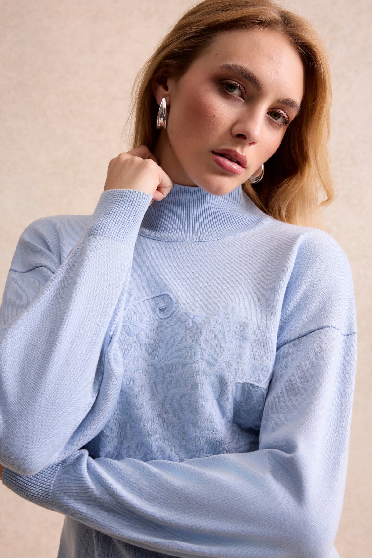 Pull col montant à fleurs en relief bleu