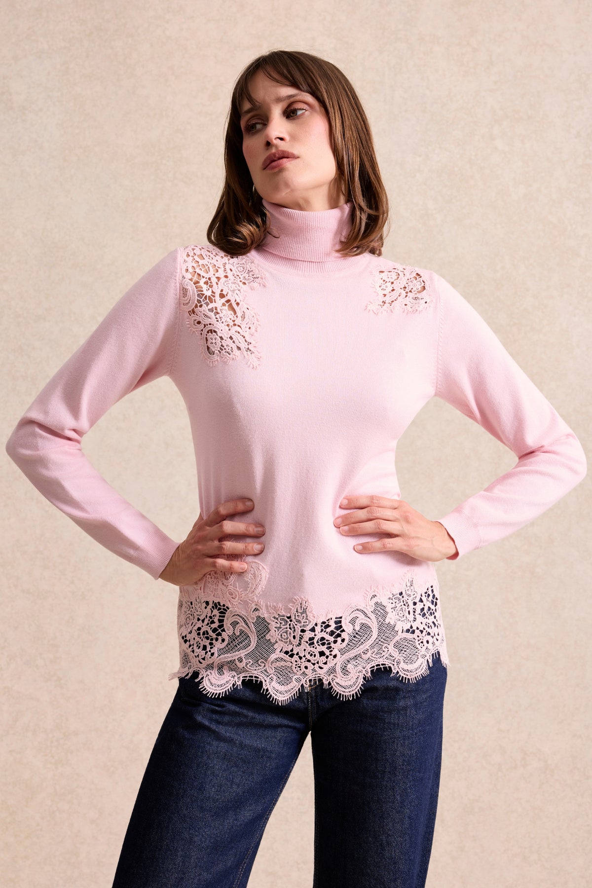 Pull col roulé à dentelle rose