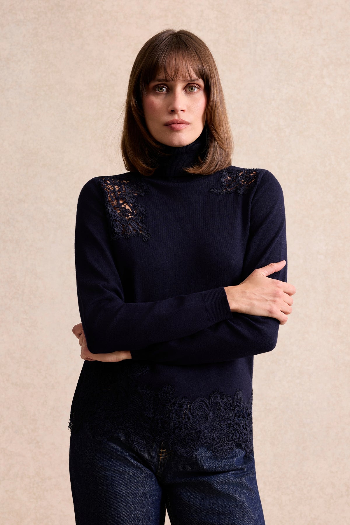 Pull col roulé à dentelle bleu marine