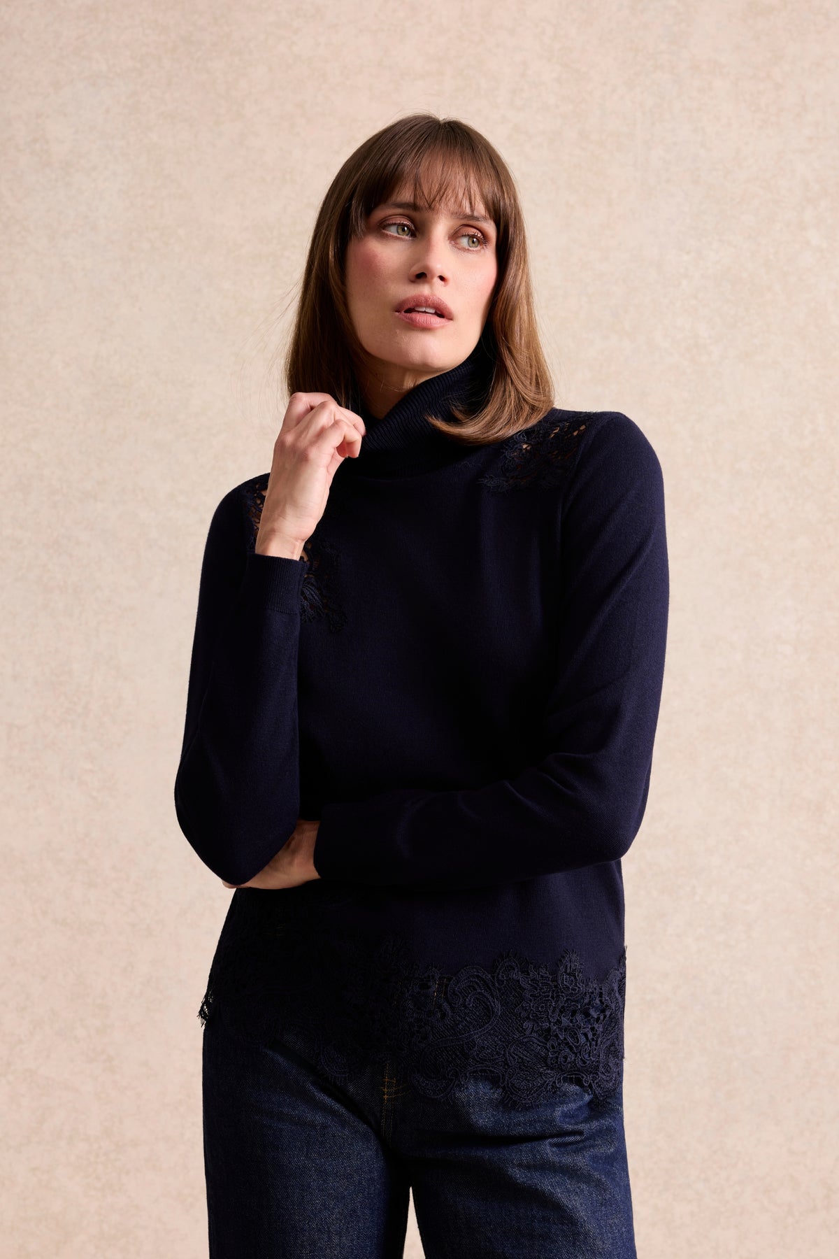Pull col roulé à dentelle bleu marine