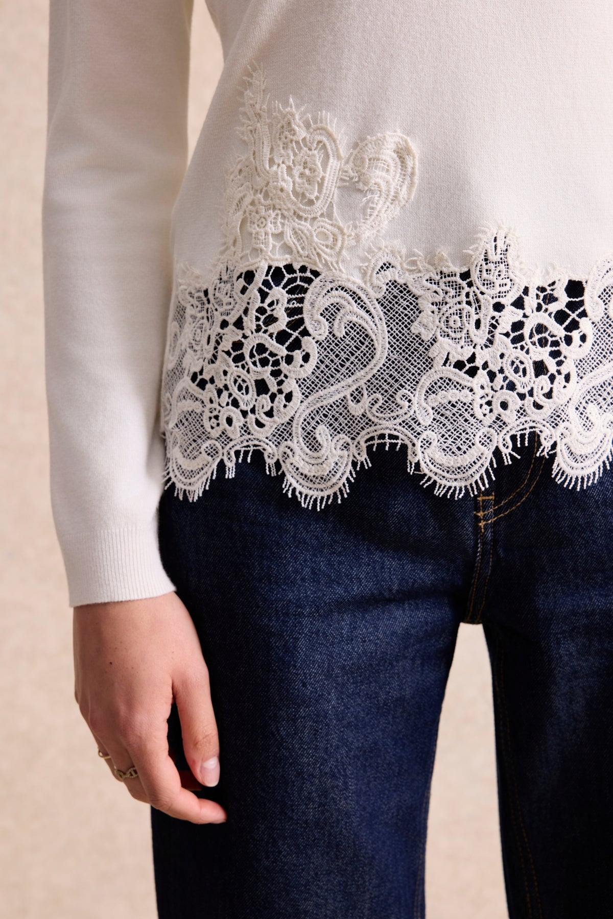 Pull col roulé à dentelle écru