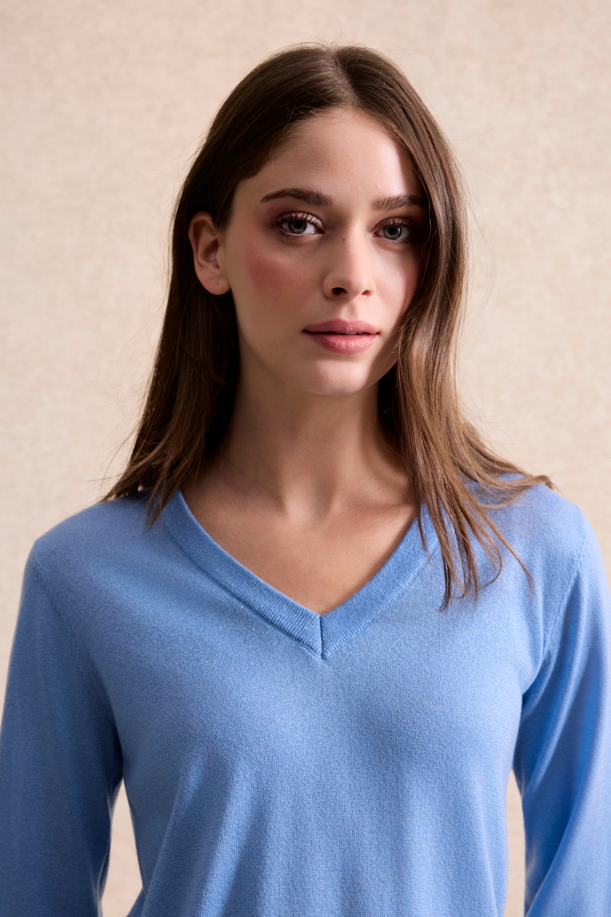 Pull en maille fine col V bleu