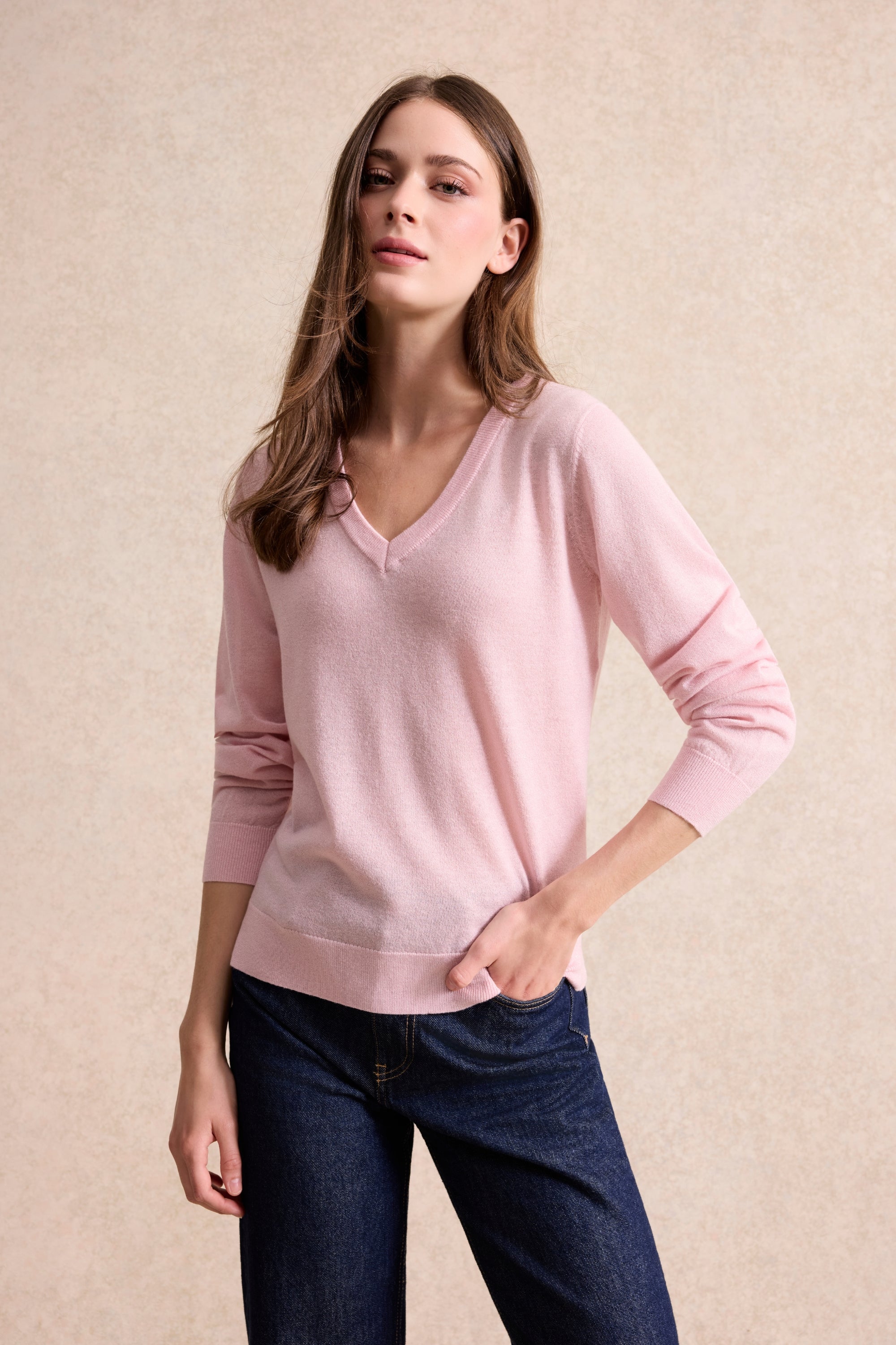 Pull en maille fine col V rose