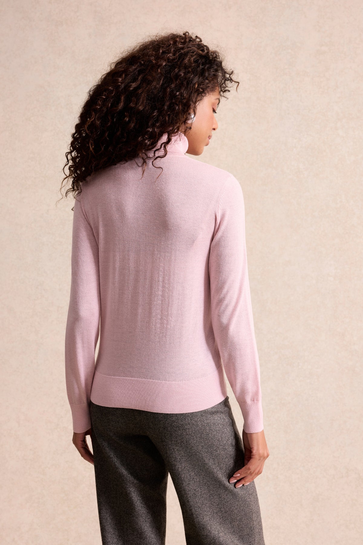 Pull col roulé en maille irisée rose