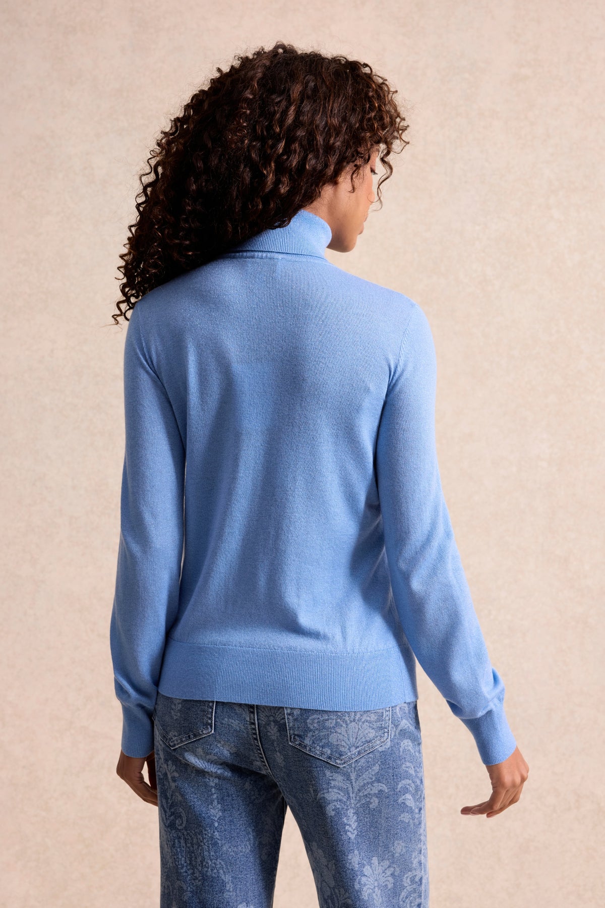 Pull col roulé en maille irisée bleu