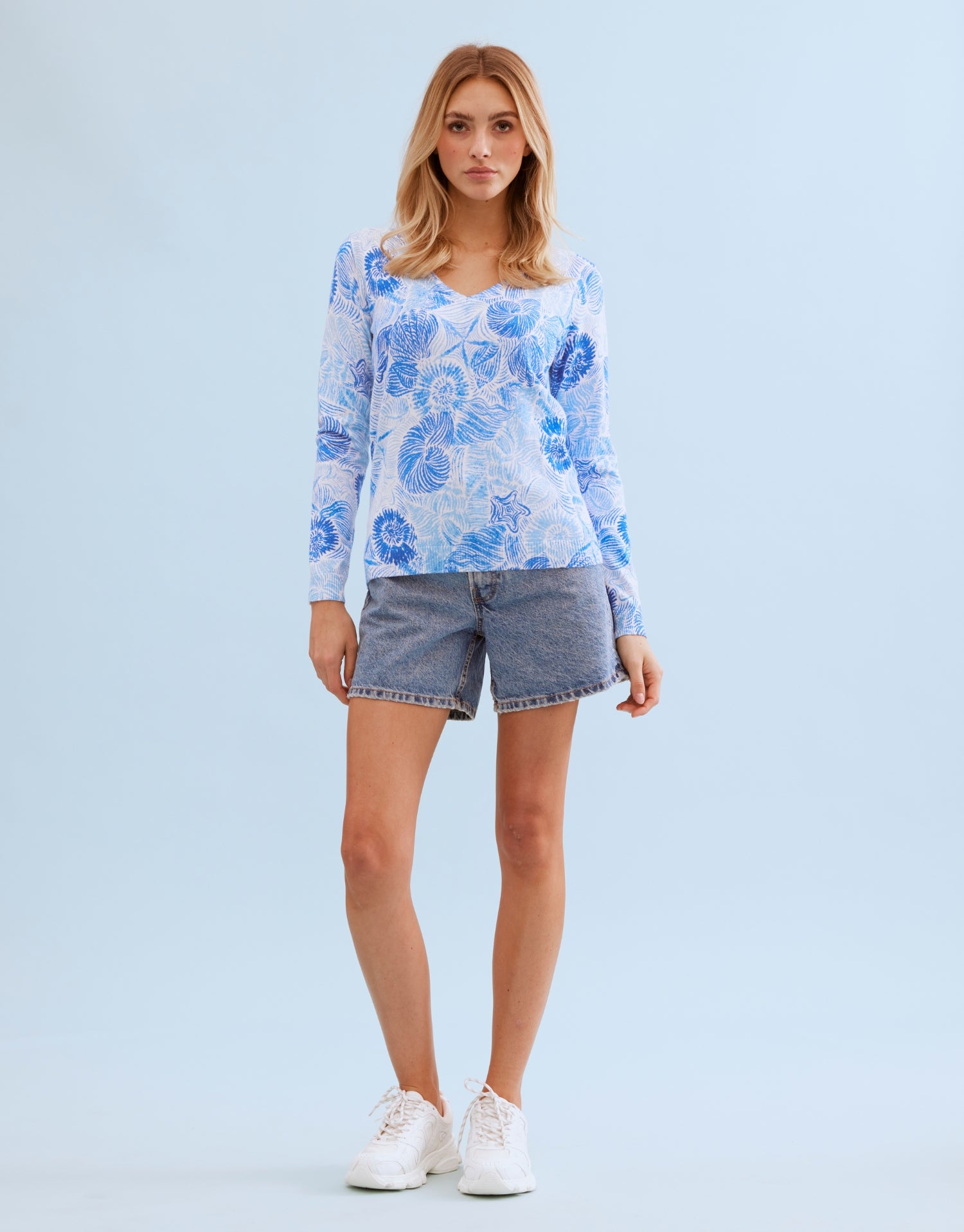 Pull imprimé bleu et blanc col V