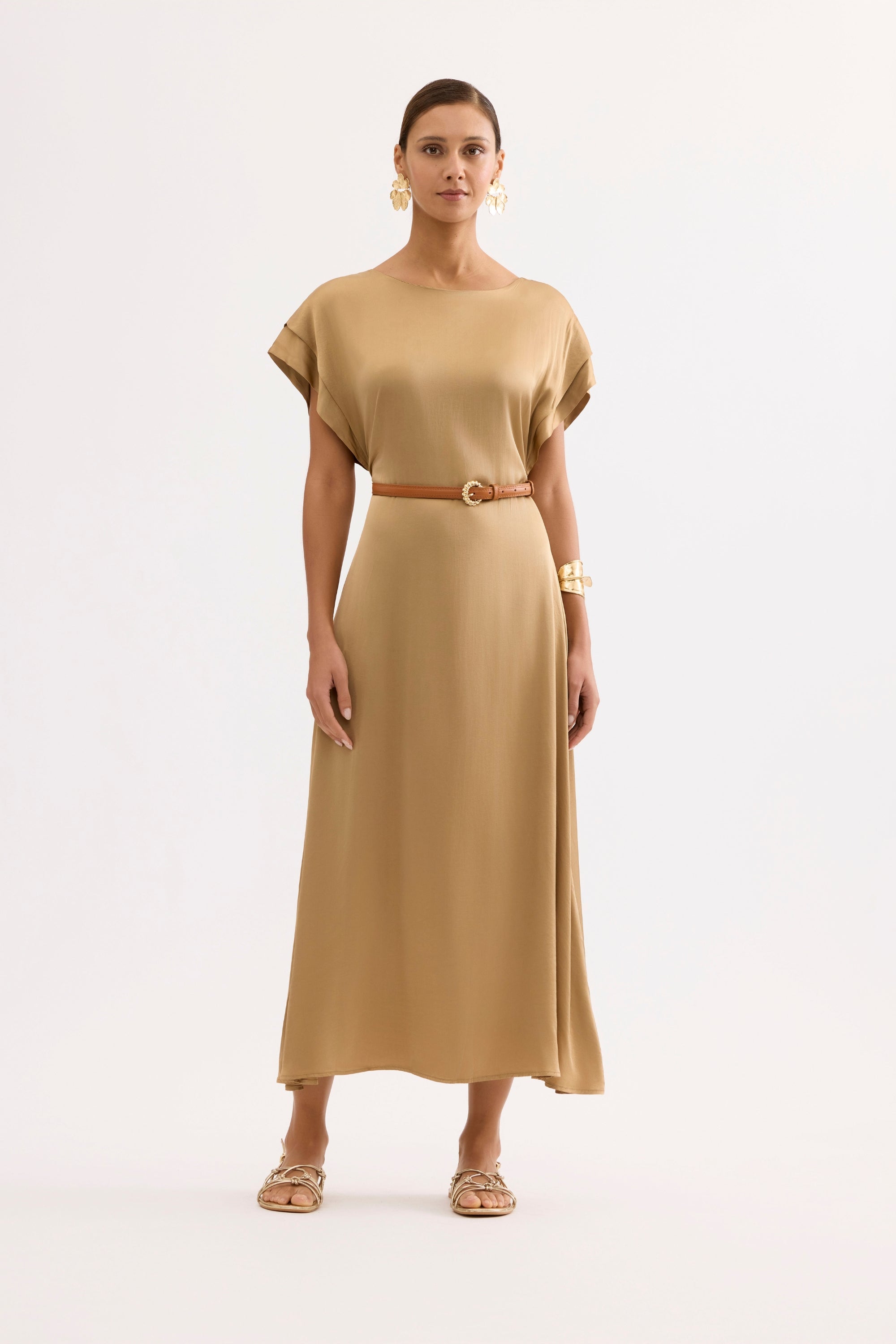 Robe longue fluide ceinturée beige