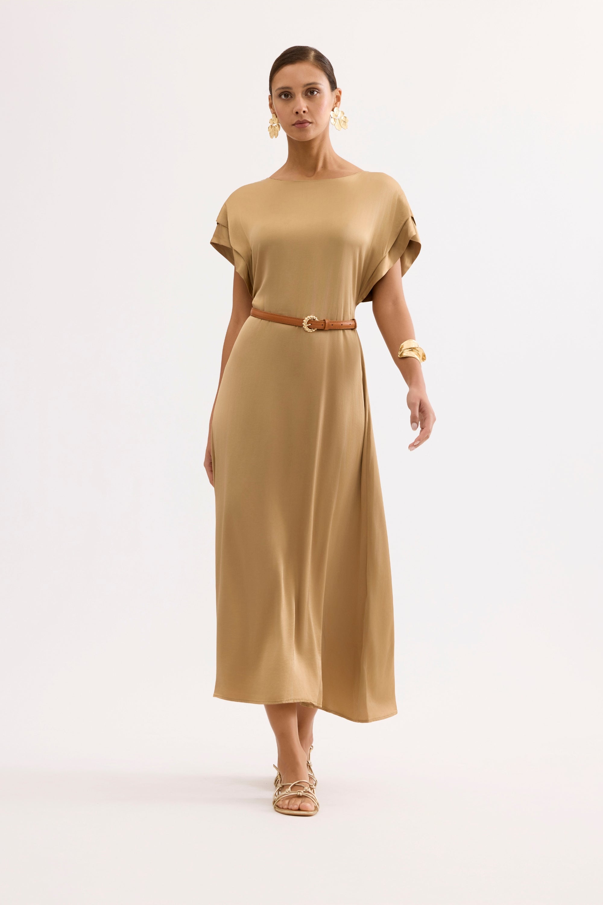 Robe longue fluide ceinturée beige