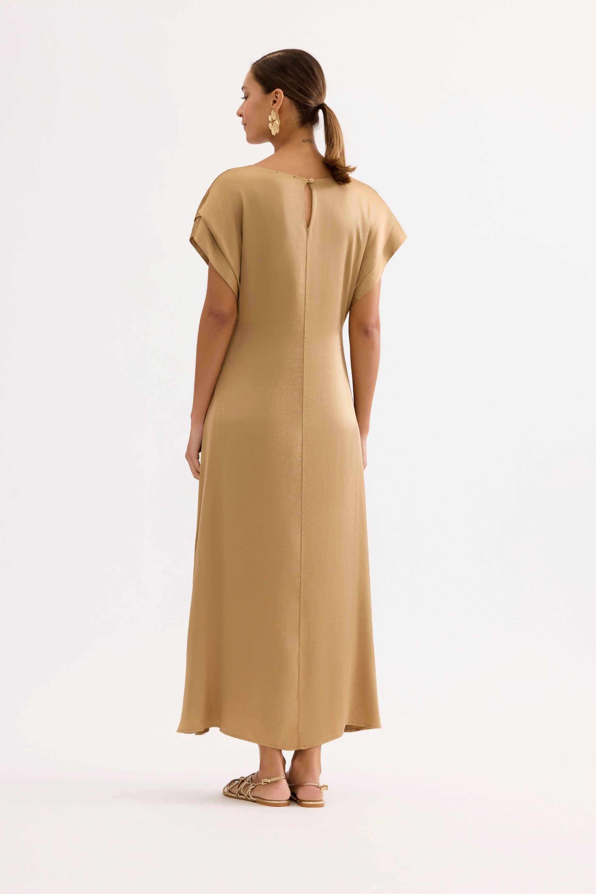 Robe longue fluide ceinturée beige