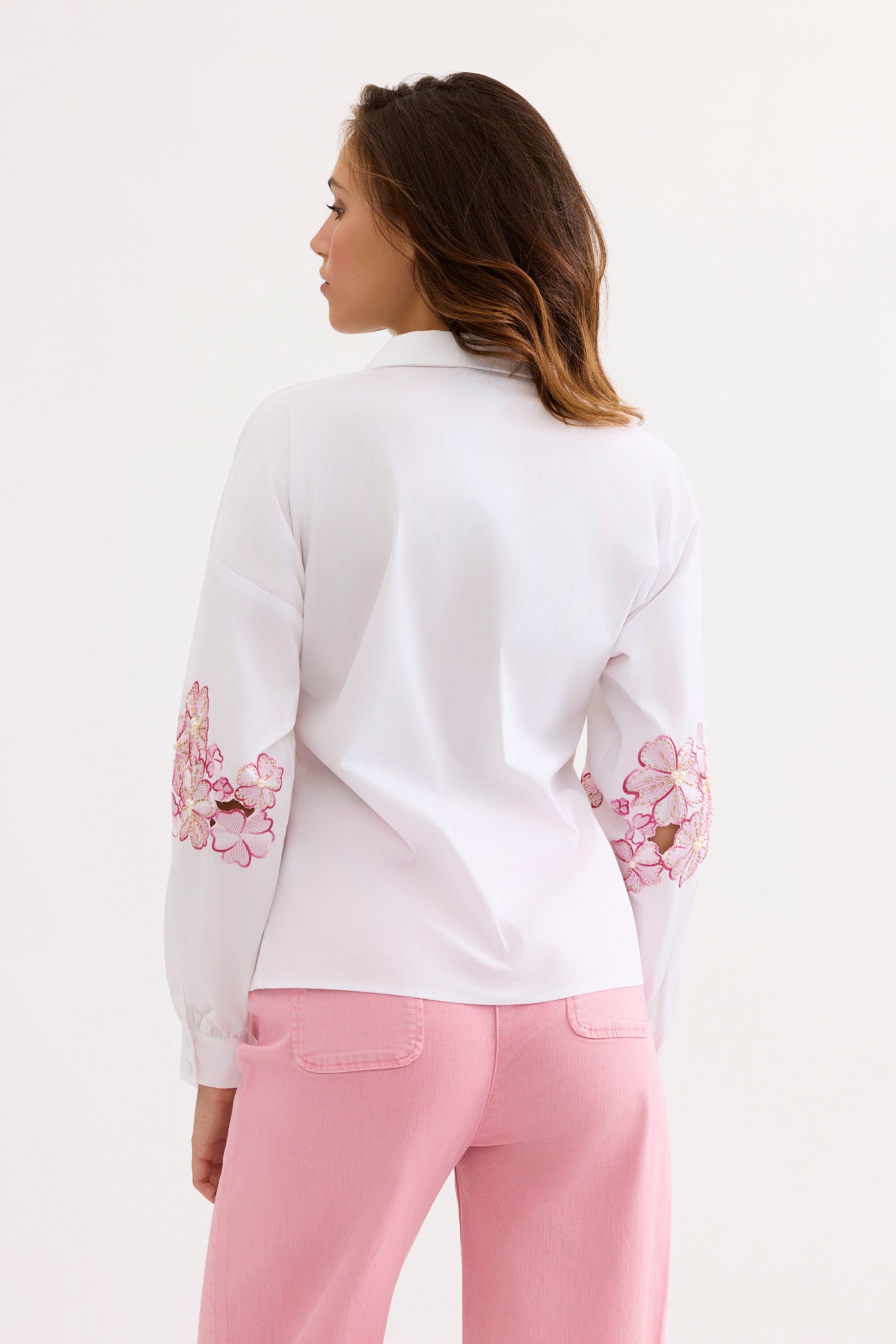 Chemise à broderies florales roses
