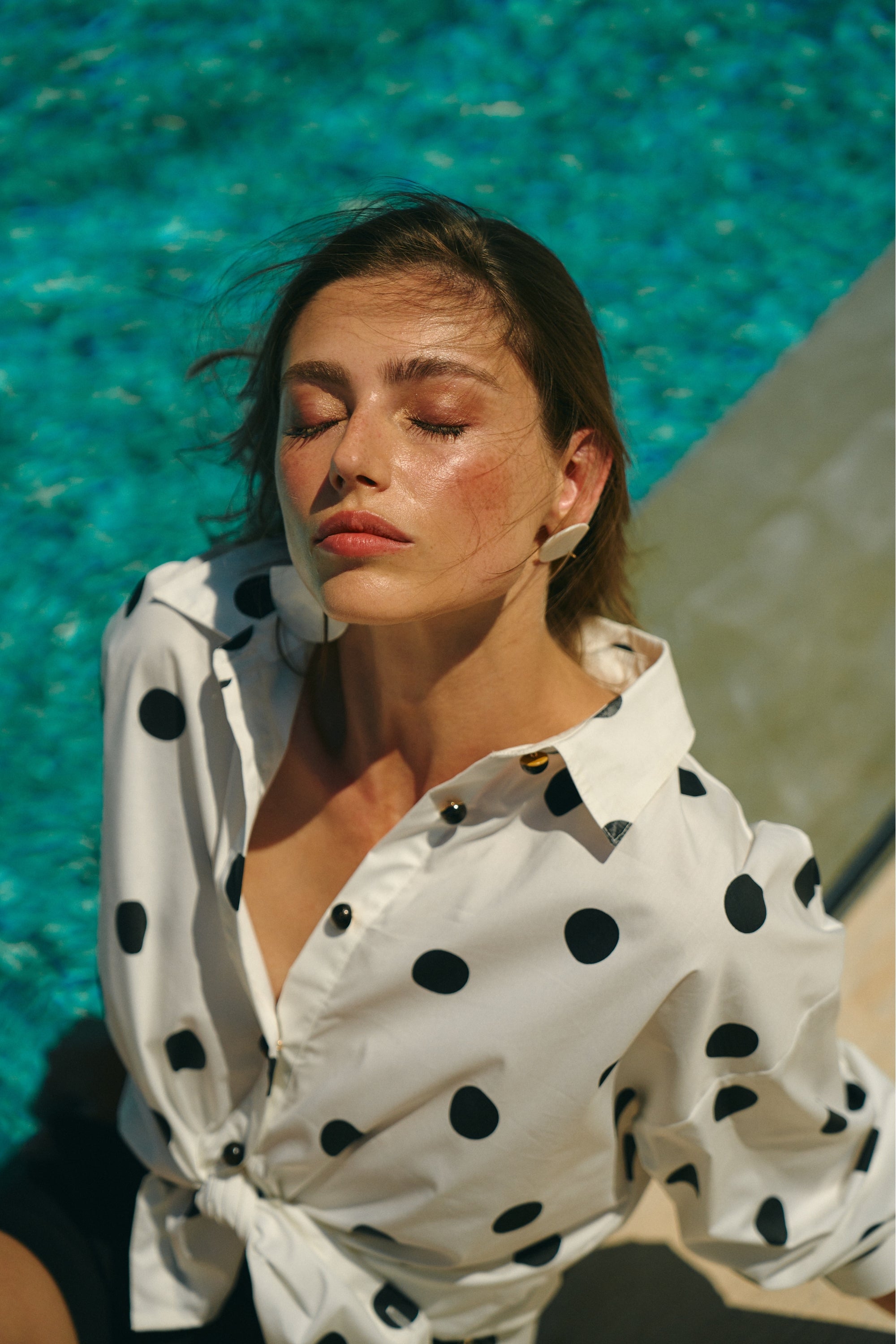 Chemise blanche à pois noirs