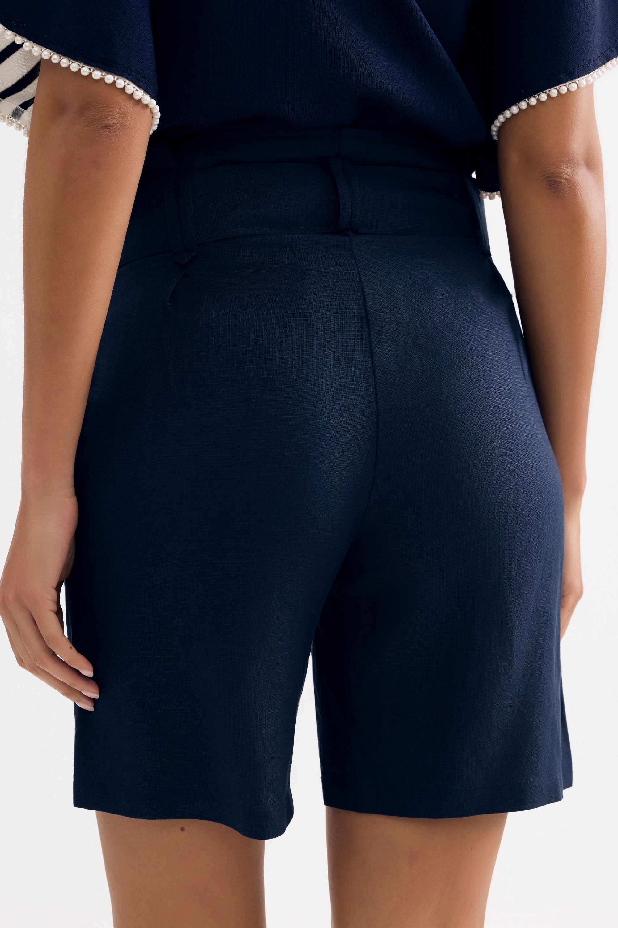 Short en lin ceinturé taille haute bleu marine