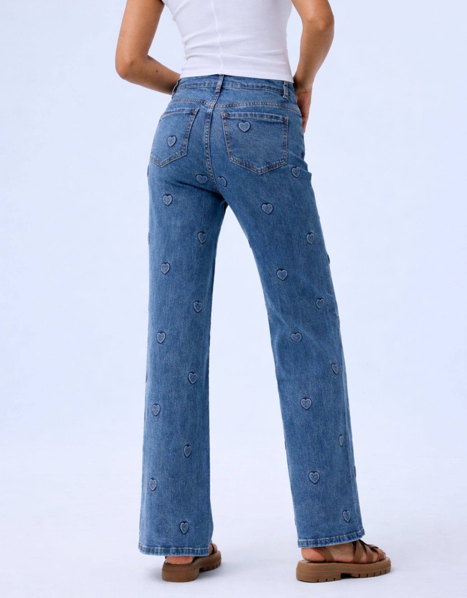 Weit geschnittene Jeans mit gestickten Herzen